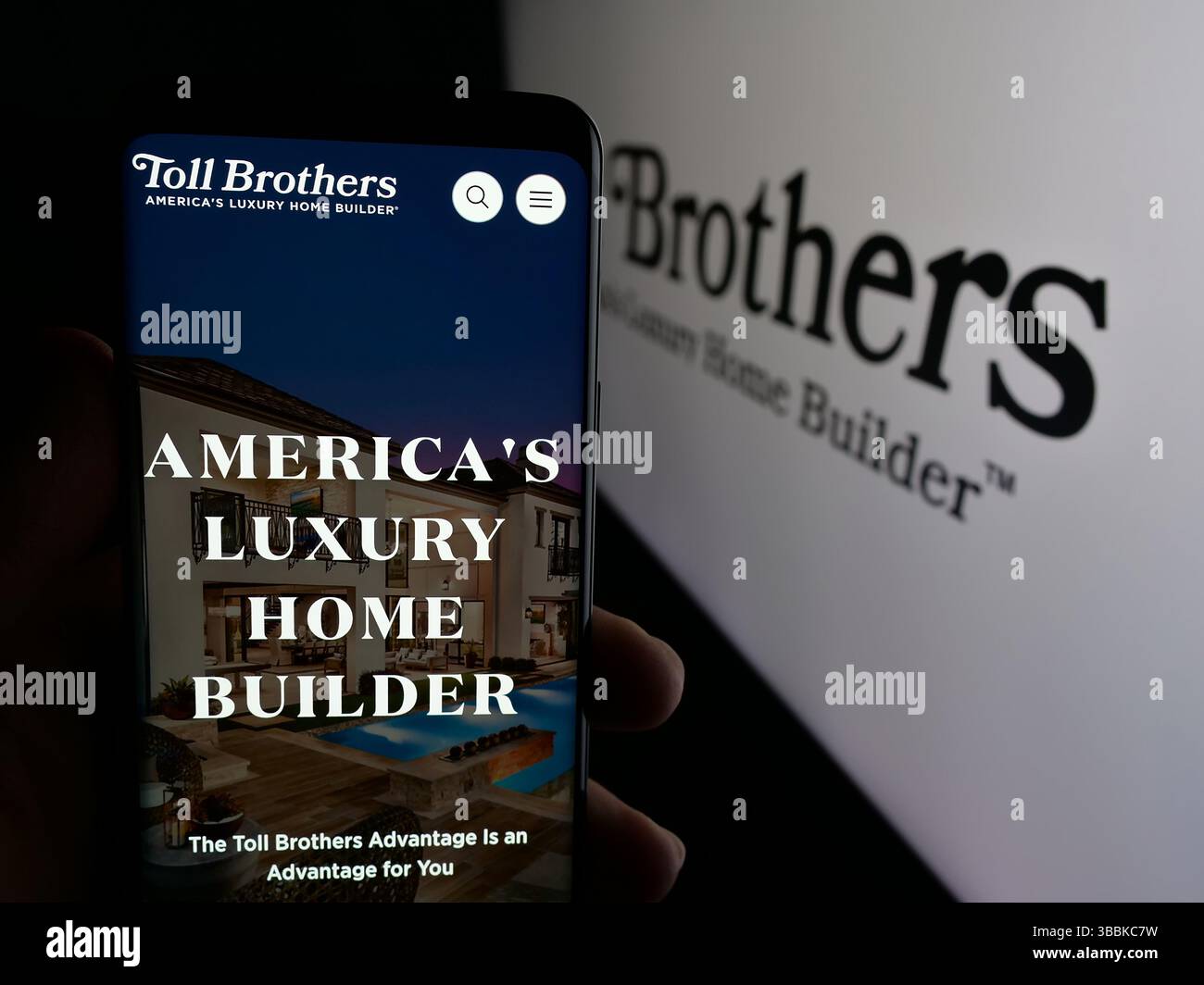 Stoccarda, Germania - 01-15-2025: Persona che detiene il cellulare con pagina web della società di costruzioni edili statunitense Toll Brothers Inc. Sullo schermo davanti al logo. Foto Stock