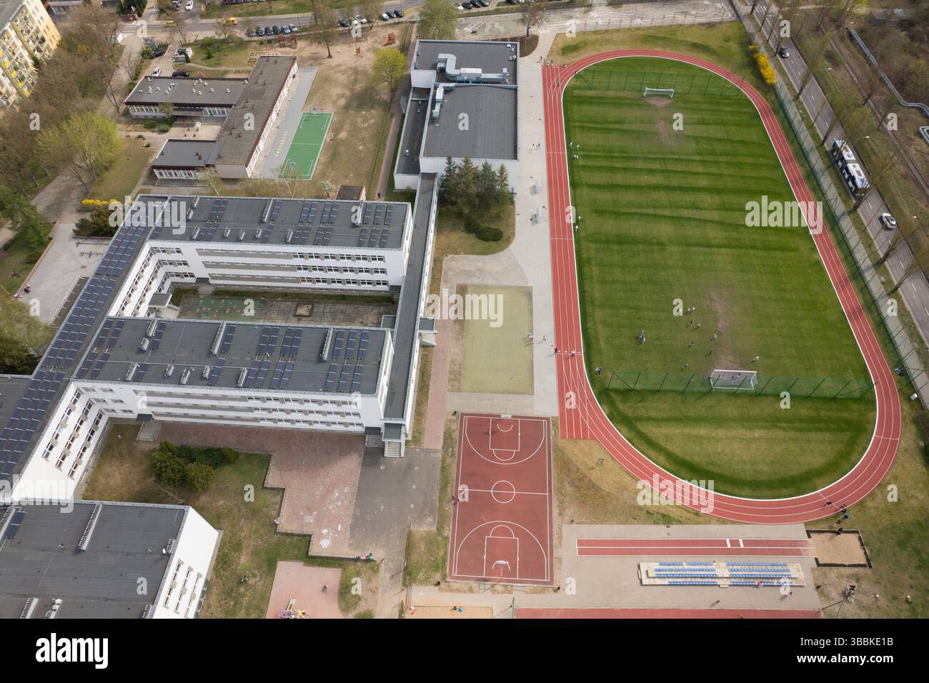 Complesso scolastico con campi sportivi e paesaggio urbano - Vista aerea. Foto Stock