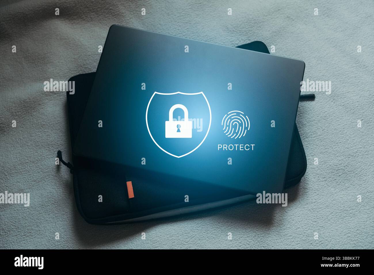 Accedere all'utente su un laptop protetto. Sicurezza e crittografia delle informazioni di identificazione. Accesso sicuro alle informazioni personali. Foto Stock