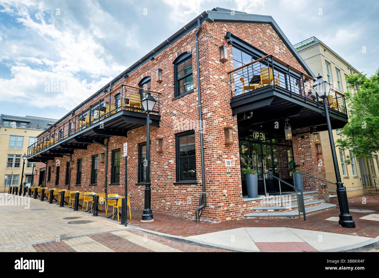 ALEXANDRIA, Virginia - Cooper Mill, un bar e ristorante situato al 10 di Duke Street nel centro storico di Alexandria, occupa uno storico edificio restaurato della cooper Mill sul lungomare di Potomac, nell'ex sito del Robinson Terminal. La struttura combina elementi di design Industrial-chic con moderni servizi da pranzo, preservando al contempo le caratteristiche architettoniche della struttura originale. Offrendo viste sul fiume Potomac, Cooper Mill fa parte del rinnovamento in corso sul lungomare di Alexandria, che ha trasformato le ex strutture industriali e di spedizione in uno spazio ristoro e ricreativo Foto Stock