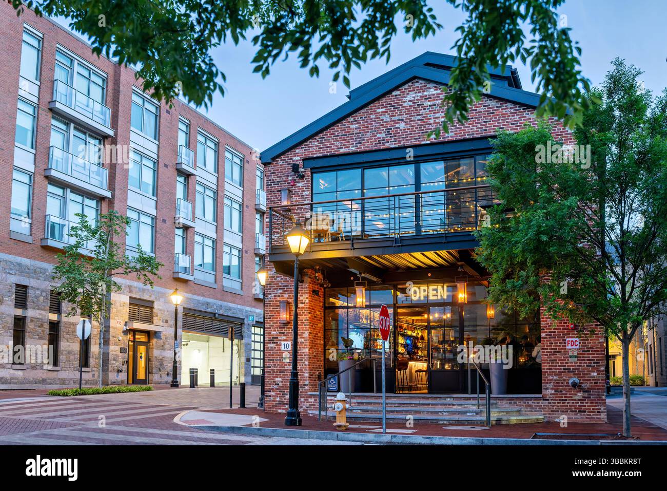 ALEXANDRIA, Virginia - Cooper Mill, un bar e ristorante situato al 10 di Duke Street nel centro storico di Alexandria, occupa uno storico edificio restaurato della cooper Mill sul lungomare di Potomac, nell'ex sito del Robinson Terminal. La struttura combina elementi di design Industrial-chic con moderni servizi da pranzo, preservando al contempo le caratteristiche architettoniche della struttura originale. Offrendo viste sul fiume Potomac, Cooper Mill fa parte del rinnovamento in corso sul lungomare di Alexandria, che ha trasformato le ex strutture industriali e di spedizione in uno spazio ristoro e ricreativo Foto Stock