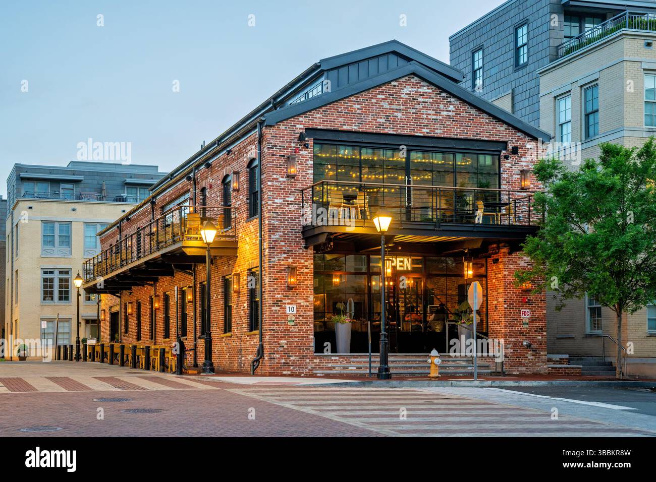 ALEXANDRIA, Virginia - Cooper Mill, un bar e ristorante situato al 10 di Duke Street nel centro storico di Alexandria, occupa uno storico edificio restaurato della cooper Mill sul lungomare di Potomac, nell'ex sito del Robinson Terminal. La struttura combina elementi di design Industrial-chic con moderni servizi da pranzo, preservando al contempo le caratteristiche architettoniche della struttura originale. Offrendo viste sul fiume Potomac, Cooper Mill fa parte del rinnovamento in corso sul lungomare di Alexandria, che ha trasformato le ex strutture industriali e di spedizione in uno spazio ristoro e ricreativo Foto Stock