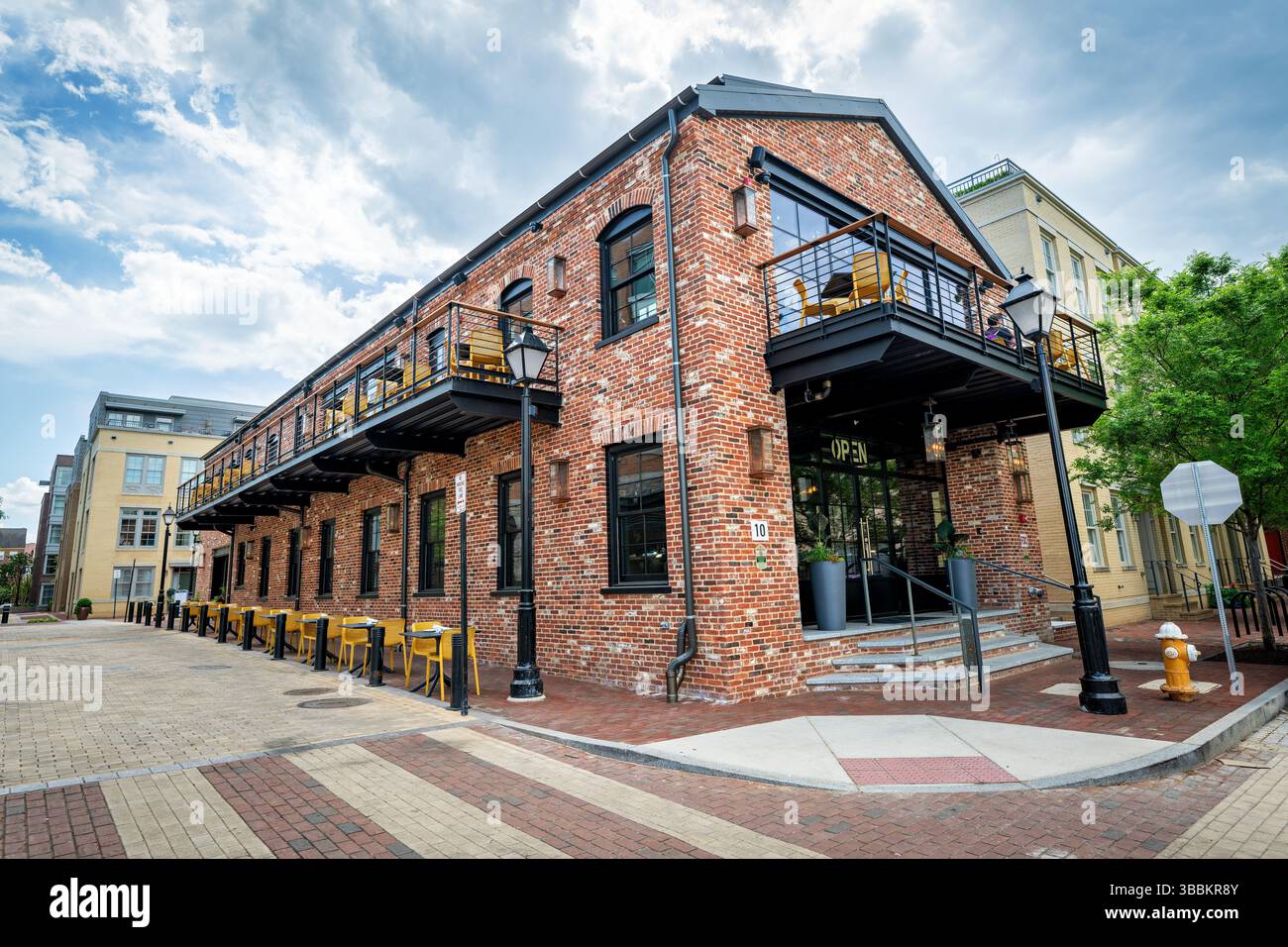 ALEXANDRIA, Virginia - Cooper Mill, un bar e ristorante situato al 10 di Duke Street nel centro storico di Alexandria, occupa uno storico edificio restaurato della cooper Mill sul lungomare di Potomac, nell'ex sito del Robinson Terminal. La struttura combina elementi di design Industrial-chic con moderni servizi da pranzo, preservando al contempo le caratteristiche architettoniche della struttura originale. Offrendo viste sul fiume Potomac, Cooper Mill fa parte del rinnovamento in corso sul lungomare di Alexandria, che ha trasformato le ex strutture industriali e di spedizione in uno spazio ristoro e ricreativo Foto Stock