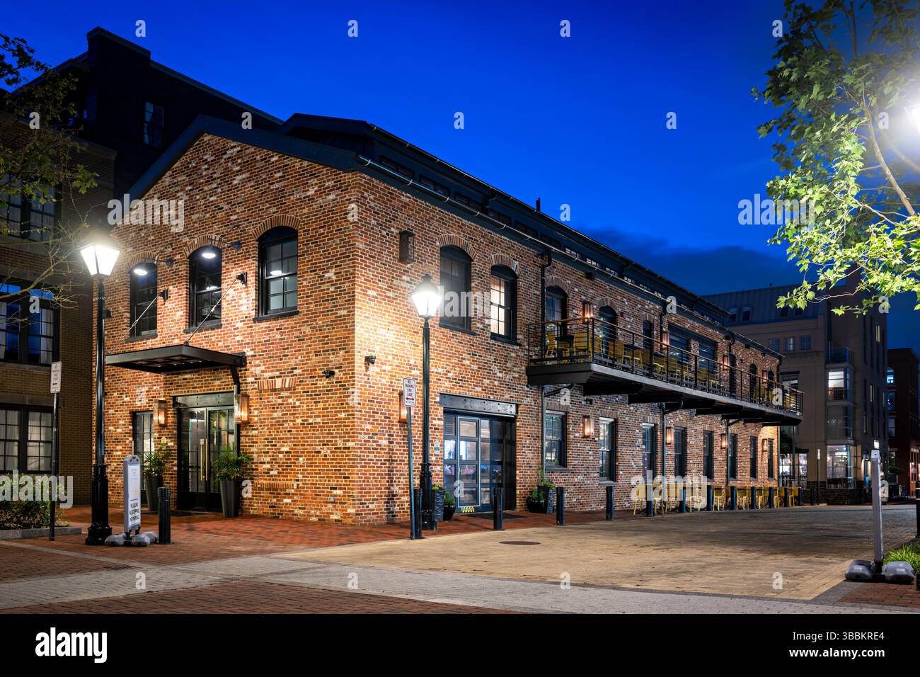 ALEXANDRIA, Virginia - Cooper Mill, un bar e ristorante situato al 10 di Duke Street nel centro storico di Alexandria, occupa uno storico edificio restaurato della cooper Mill sul lungomare di Potomac, nell'ex sito del Robinson Terminal. La struttura combina elementi di design Industrial-chic con moderni servizi da pranzo, preservando al contempo le caratteristiche architettoniche della struttura originale. Offrendo viste sul fiume Potomac, Cooper Mill fa parte del rinnovamento in corso sul lungomare di Alexandria, che ha trasformato le ex strutture industriali e di spedizione in uno spazio ristoro e ricreativo Foto Stock