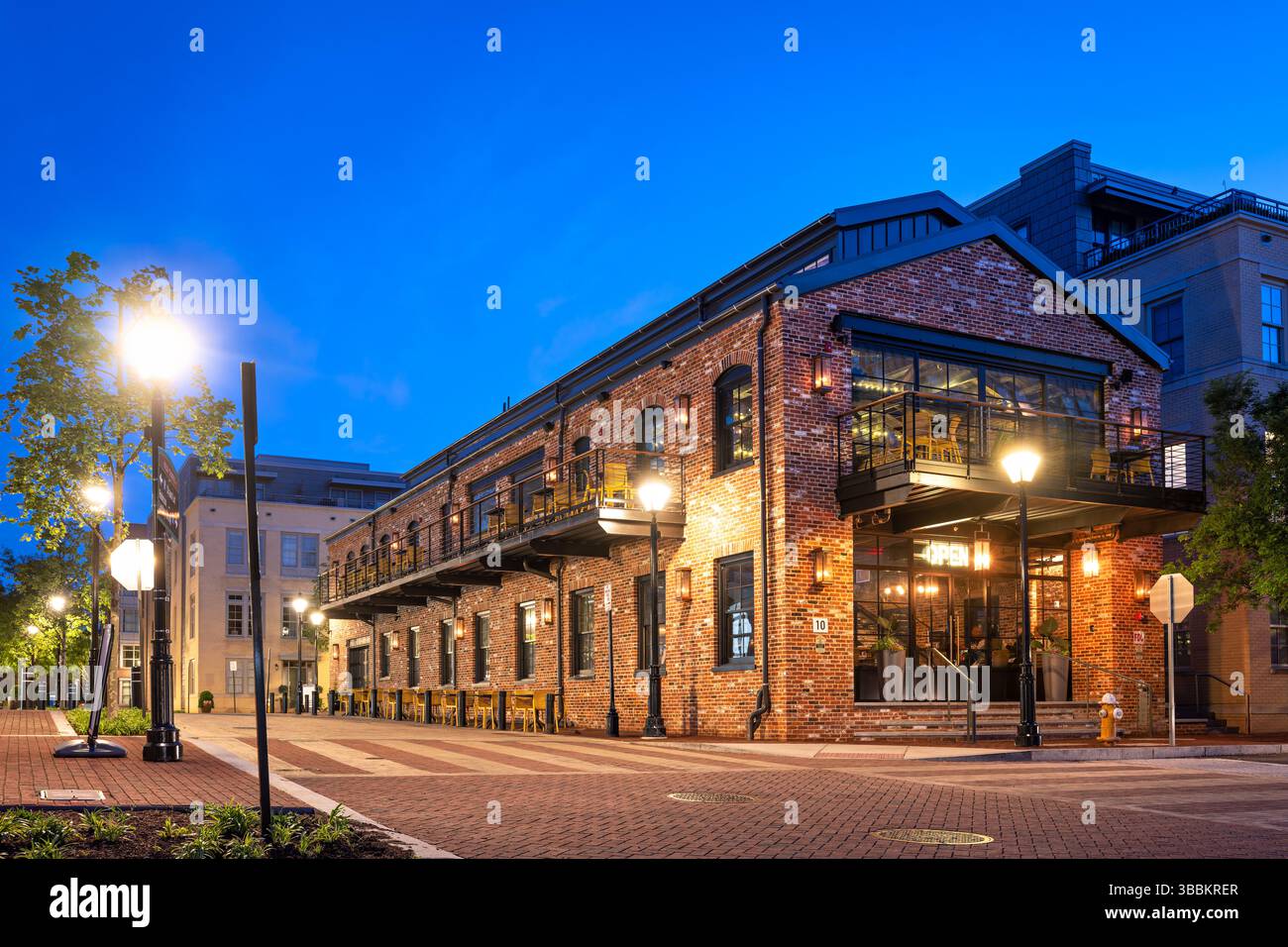 ALEXANDRIA, Virginia - Cooper Mill, un bar e ristorante situato al 10 di Duke Street nel centro storico di Alexandria, occupa uno storico edificio restaurato della cooper Mill sul lungomare di Potomac, nell'ex sito del Robinson Terminal. La struttura combina elementi di design Industrial-chic con moderni servizi da pranzo, preservando al contempo le caratteristiche architettoniche della struttura originale. Offrendo viste sul fiume Potomac, Cooper Mill fa parte del rinnovamento in corso sul lungomare di Alexandria, che ha trasformato le ex strutture industriali e di spedizione in uno spazio ristoro e ricreativo Foto Stock