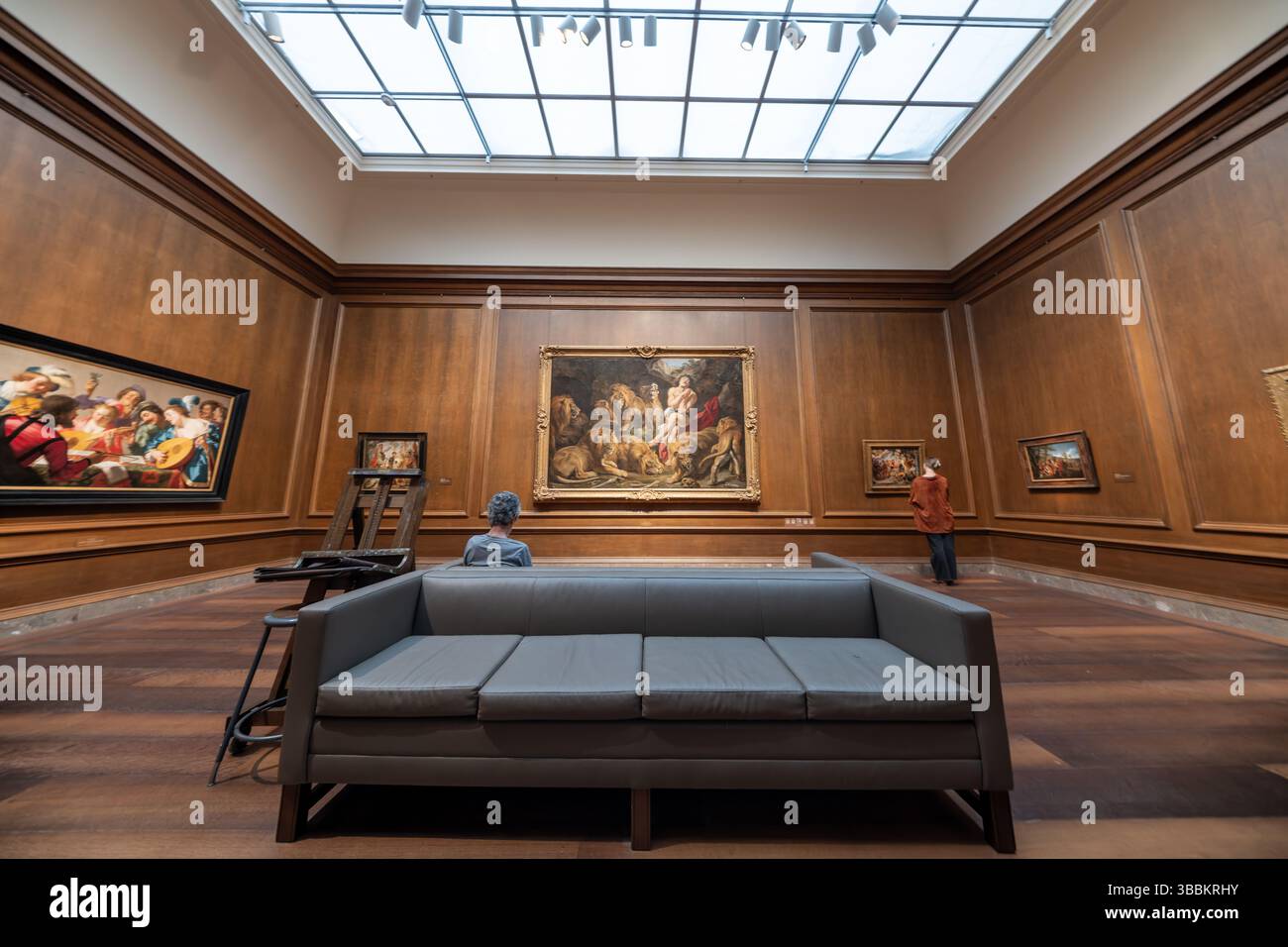 WASHINGTON DC - la National Gallery of Art ospita la sua eccezionale collezione di dipinti fiamminghi in una galleria con pannelli in legno all'interno del West Building. Questo spazio appositamente progettato crea un ambiente suggestivo e adatto al periodo per ammirare i capolavori del Rinascimento settentrionale e del Barocco di artisti come Rubens, Van Dyck e Brueghel. I caldi pannelli di quercia, l'illuminazione accuratamente progettata e la scala intima della galleria evocano gli interni domestici e i mobili da collezione dove tali dipinti erano originariamente esposti nelle Fiandre del XVII secolo, migliorando la comprensione dei visitatori Foto Stock