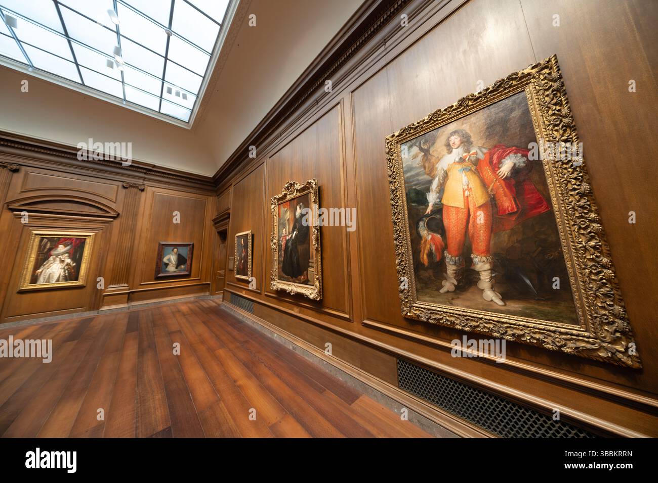 WASHINGTON DC - la National Gallery of Art ospita la sua eccezionale collezione di dipinti fiamminghi in una galleria con pannelli in legno all'interno del West Building. Questo spazio appositamente progettato crea un ambiente suggestivo e adatto al periodo per ammirare i capolavori del Rinascimento settentrionale e del Barocco di artisti come Rubens, Van Dyck e Brueghel. I caldi pannelli di quercia, l'illuminazione accuratamente progettata e la scala intima della galleria evocano gli interni domestici e i mobili da collezione dove tali dipinti erano originariamente esposti nelle Fiandre del XVII secolo, migliorando la comprensione dei visitatori Foto Stock