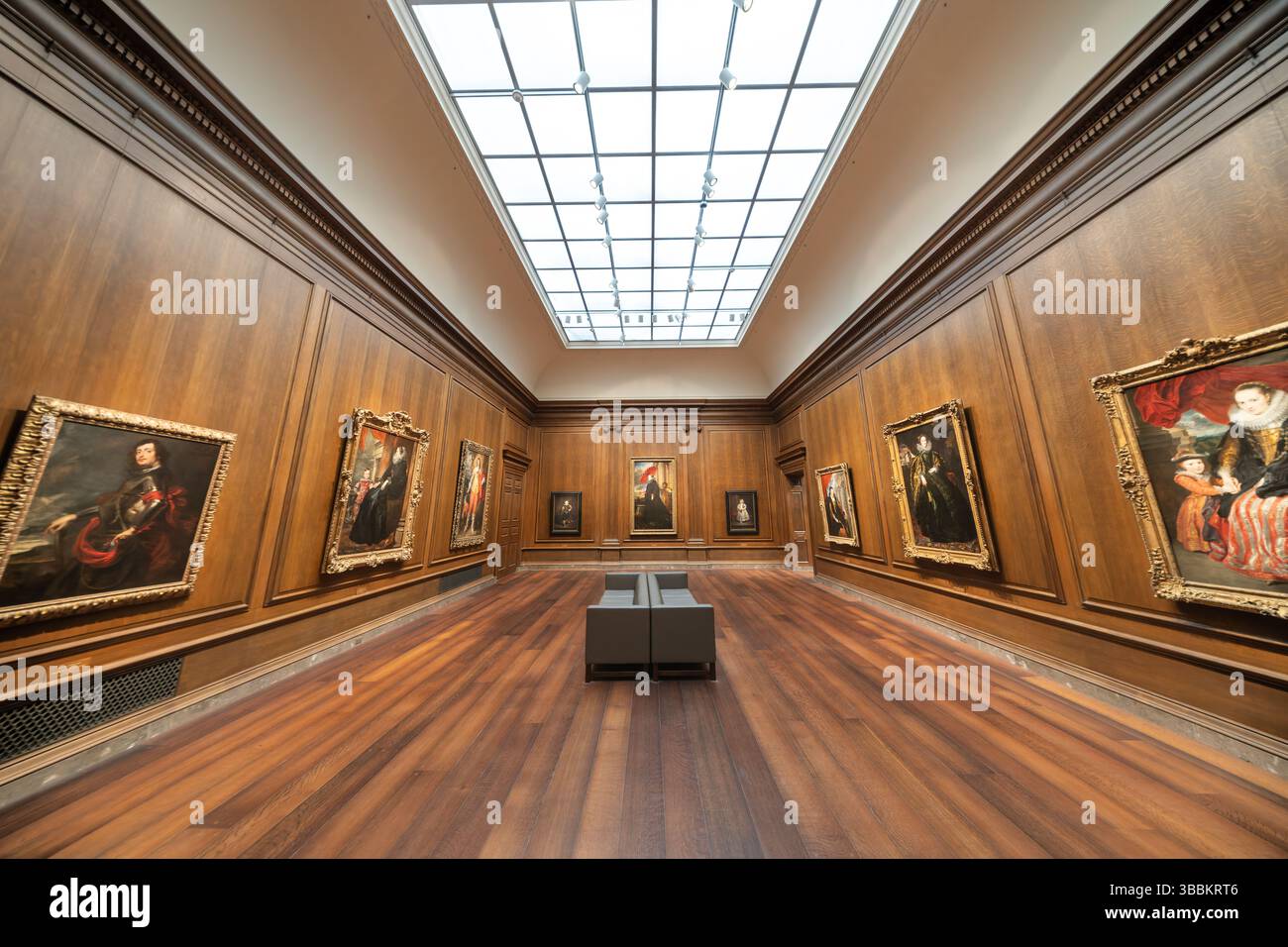 WASHINGTON DC - la National Gallery of Art ospita la sua eccezionale collezione di dipinti fiamminghi in una galleria con pannelli in legno all'interno del West Building. Questo spazio appositamente progettato crea un ambiente suggestivo e adatto al periodo per ammirare i capolavori del Rinascimento settentrionale e del Barocco di artisti come Rubens, Van Dyck e Brueghel. I caldi pannelli di quercia, l'illuminazione accuratamente progettata e la scala intima della galleria evocano gli interni domestici e i mobili da collezione dove tali dipinti erano originariamente esposti nelle Fiandre del XVII secolo, migliorando la comprensione dei visitatori Foto Stock