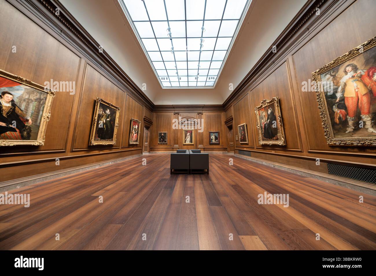 WASHINGTON DC - la National Gallery of Art ospita la sua eccezionale collezione di dipinti fiamminghi in una galleria con pannelli in legno all'interno del West Building. Questo spazio appositamente progettato crea un ambiente suggestivo e adatto al periodo per ammirare i capolavori del Rinascimento settentrionale e del Barocco di artisti come Rubens, Van Dyck e Brueghel. I caldi pannelli di quercia, l'illuminazione accuratamente progettata e la scala intima della galleria evocano gli interni domestici e i mobili da collezione dove tali dipinti erano originariamente esposti nelle Fiandre del XVII secolo, migliorando la comprensione dei visitatori Foto Stock