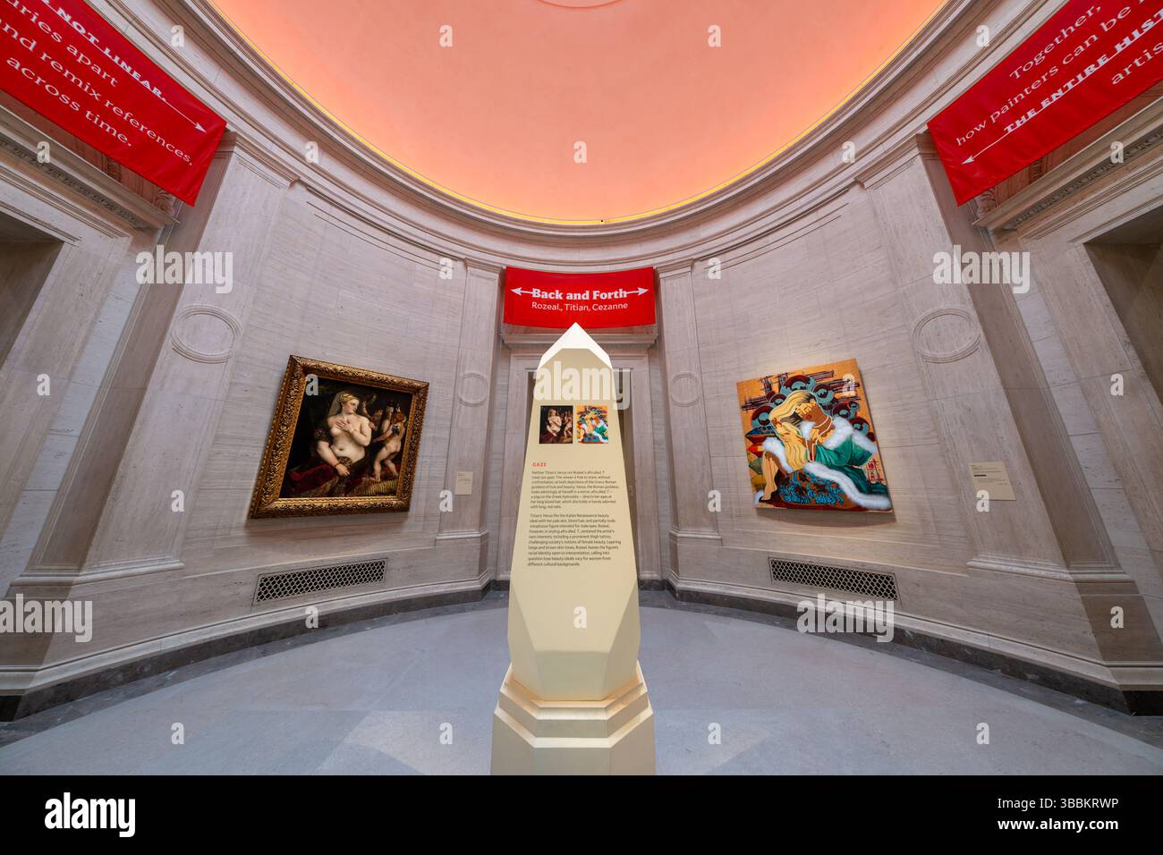 WASHINGTON DC - "avanti e indietro", attualmente in mostra alla National Gallery of Art fino al 26 aprile 2026, presenta opere dell'artista contemporaneo Rozeal, del maestro rinascimentale Tiziano e del post-impressionista Paul Cézanne in un'esplorazione non lineare del dialogo artistico nel tempo. Nella mostra è presente "afrodite d" di Rozeal, una reinterpretazione delle immagini Venere classiche che sfida i tradizionali standard di bellezza con elementi come un tatuaggio prominente sulla coscia e una presentazione razziale ambigua attraverso tonalità della pelle stratificate. La mostra, esposta nella Galleria 11 del West Building, invita vi Foto Stock