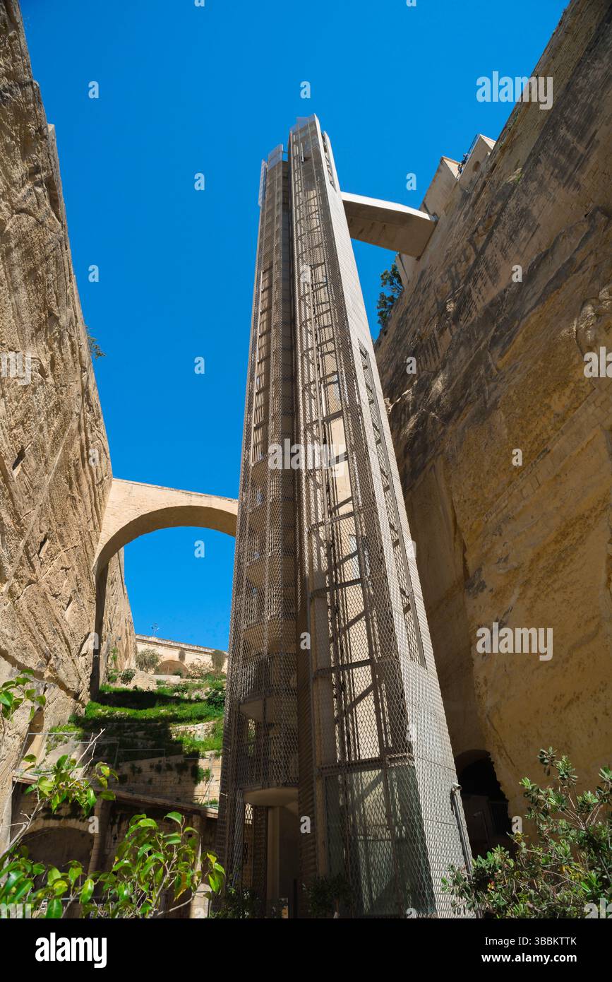 Barrakka Lift Valletta, vista dell'ascensore alto 58 metri costruito per trasportare passeggeri dai giardini di Barrakka superiori al lungomare di la Valletta, Malta Foto Stock