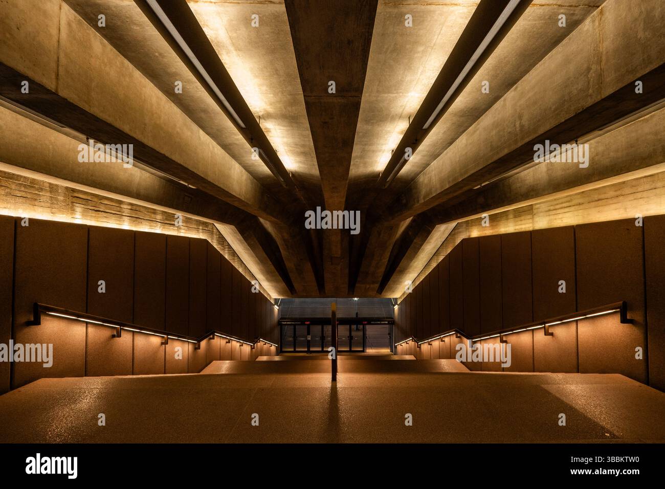 Interno del passaggio d'ingresso alla Sydney Opera House con travi in cemento Foto Stock