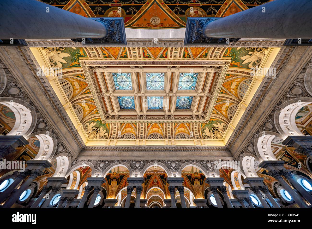 WASHINGTON DC - la grande sala decorata con decorazioni del Thomas Jefferson Building presso la Library of Congress mette in mostra il massimo dell'architettura Beaux-Arts americana. Completata nel 1897, la sala presenta una grande scalinata fiancheggiata da statue in bronzo, colonne in marmo, mosaici elaborati e un soffitto a cassettoni adornato con lucernari placcati in rame e dipinti allegorici. Lo spazio è impreziosito da foglie d'oro, intricate incisioni e murales di importanti artisti americani tra cui Edwin Blashfield, Elihu Vedder e John White Alexander, tutti celebranti temi della conoscenza, della letteratura e del ronzio Foto Stock