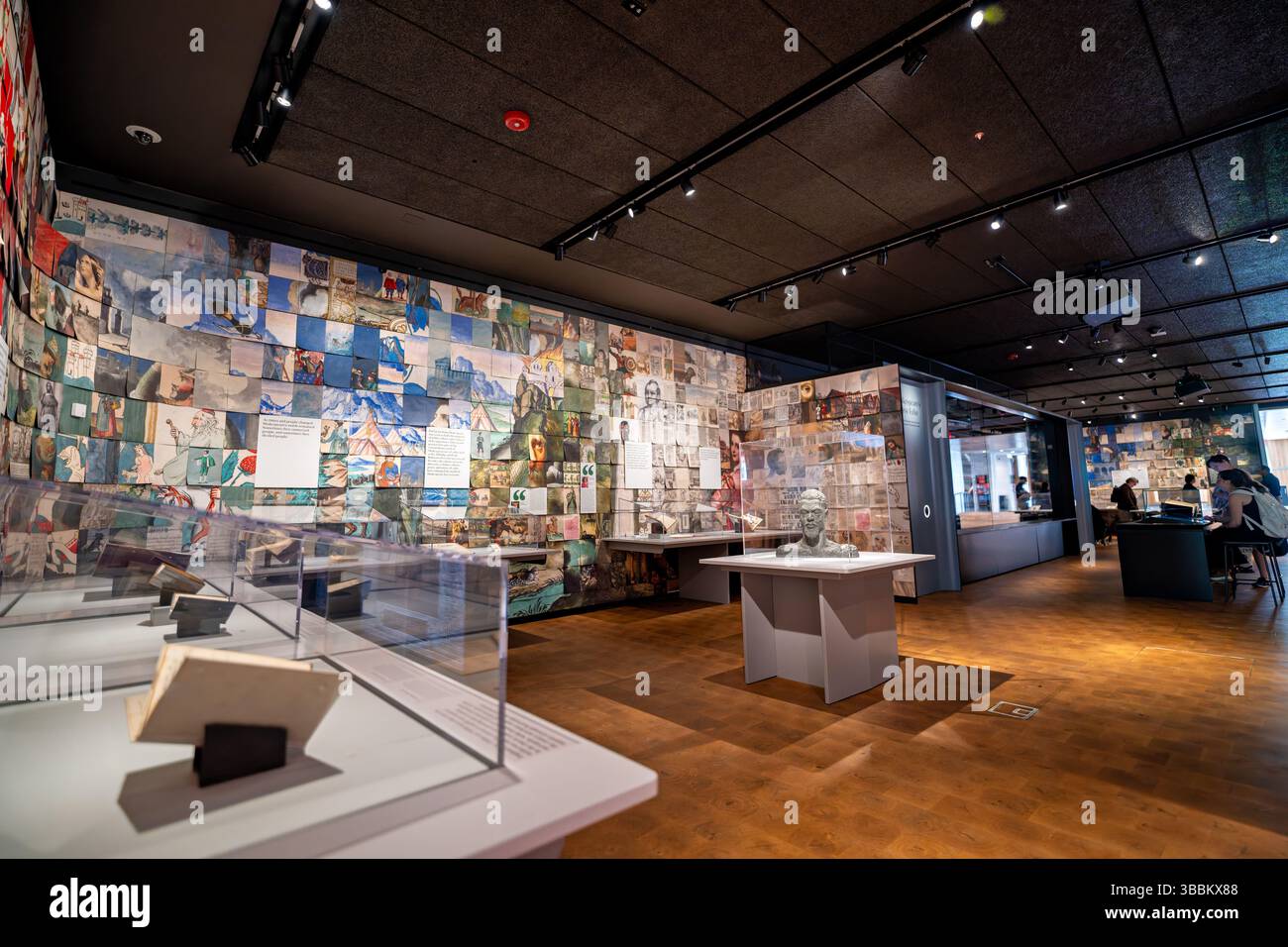 WASHINGTON DC - la mostra "Pages" alla Folger Shakespeare Library mostra la storia, la produzione e la conservazione di libri e manoscritti dal periodo medievale al Rinascimento. Esposta nella sala espositiva della biblioteca, la collezione presenta oggetti rari provenienti dalle vaste proprietà del Folger, tra cui i primi libri stampati, manoscritti miniati ed esempi di varie tecniche di fabbricazione della carta e rilegatura. La mostra esplora la cultura materiale dei libri, dalla preparazione della pergamena alla formulazione dell'inchiostro, alle tecnologie di stampa e alle pratiche di conservazione, offrendo visi Foto Stock
