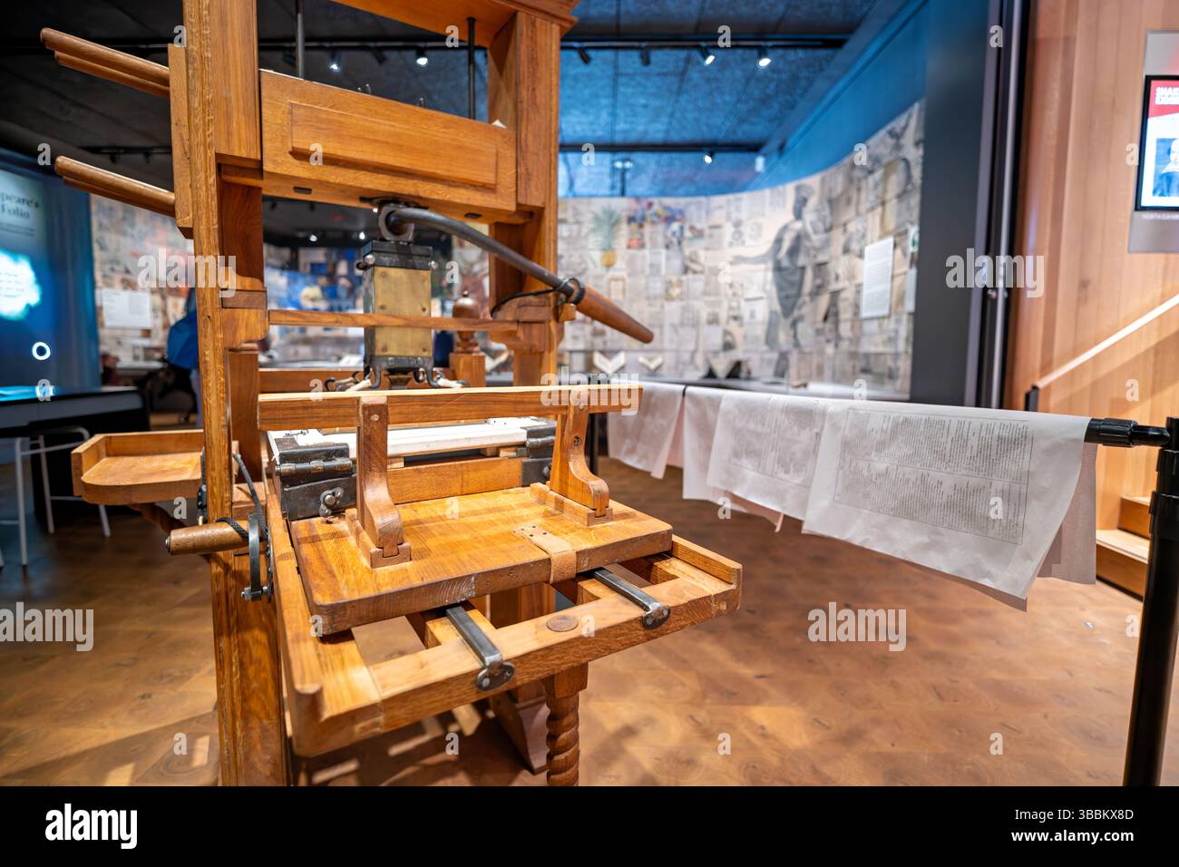 WASHINGTON DC - Una storica tipografia in legno rappresenta il fulcro della mostra Print Shop presso la Folger Shakespeare Library. Questa riproduzione di una stampa comune dell'epoca di Shakespeare dimostra la tecnologia utilizzata per stampare libri nel XVI e XVII secolo, tra cui molte delle opere di Shakespeare. La mostra mostra mostra il processo laborioso della prima produzione di libri moderni, con componenti come il telaio in legno, il meccanismo di pressatura a vite in ferro, la pietra imponente in marmo e gli strumenti di accompagnamento come bastoncini di composizione, casse e sfere d'inchiostro. Questo display didattico aiuta Foto Stock