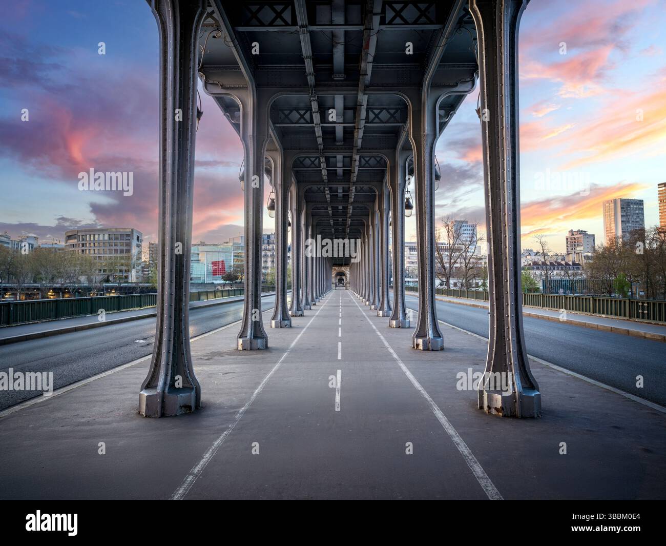 Pont Bir Hakeim Bridge Spring Parigi, Francia, Europa Foto Stock