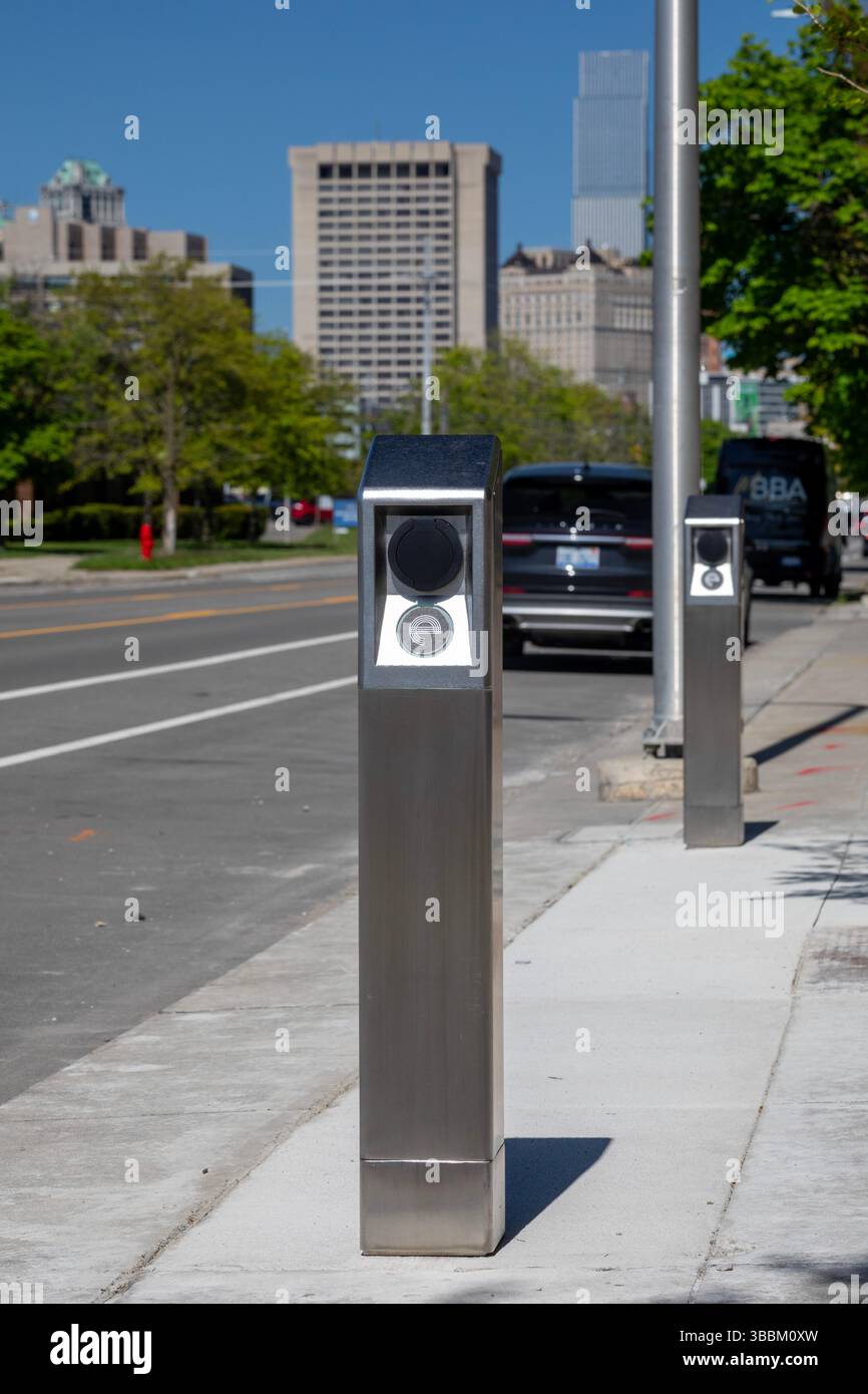 Detroit, Michigan - stazioni di ricarica per veicoli elettrici Curbside create da un'azienda chiamata "IT's Electric", progettate per i proprietari di veicoli elettrici in città che devono farlo Foto Stock