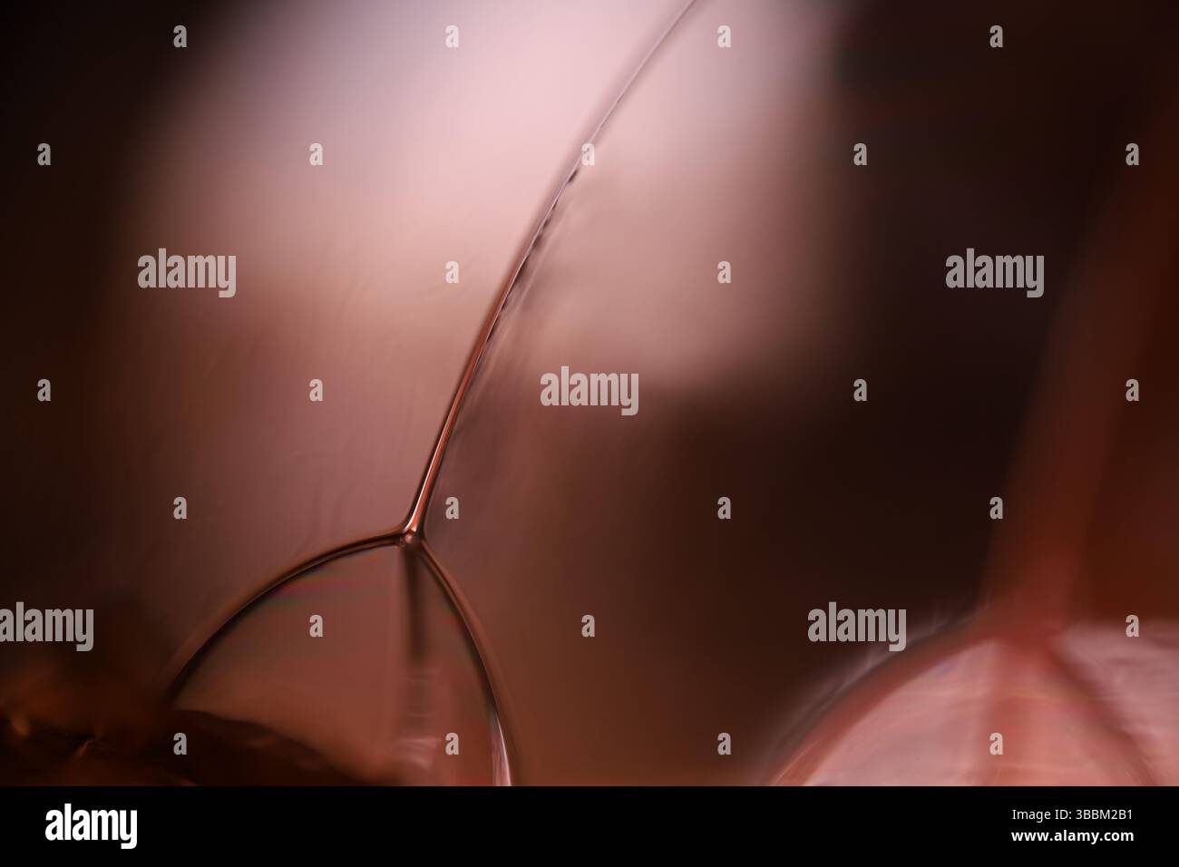 Riflessi fluidi rossi su sfondo nero, astrazione superficiale liquida, bordo colore, sfondi scuri profondi, forme geometriche dell'acqua, linee collegate Foto Stock