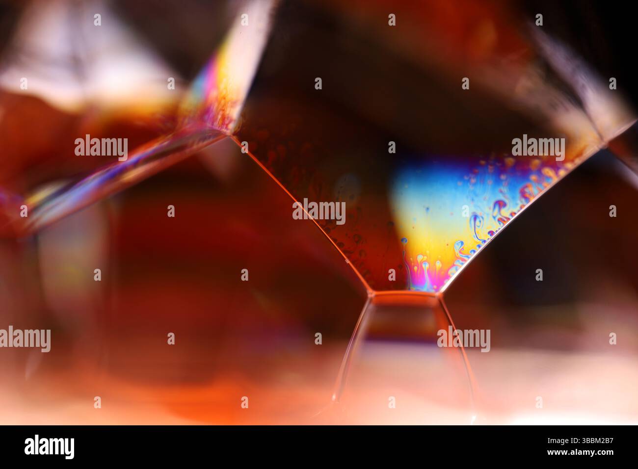 Riflessi fluidi rossi su sfondo nero, astrazione superficiale liquida, bordo colore, sfondi scuri profondi, forme geometriche dell'acqua, linee collegate Foto Stock