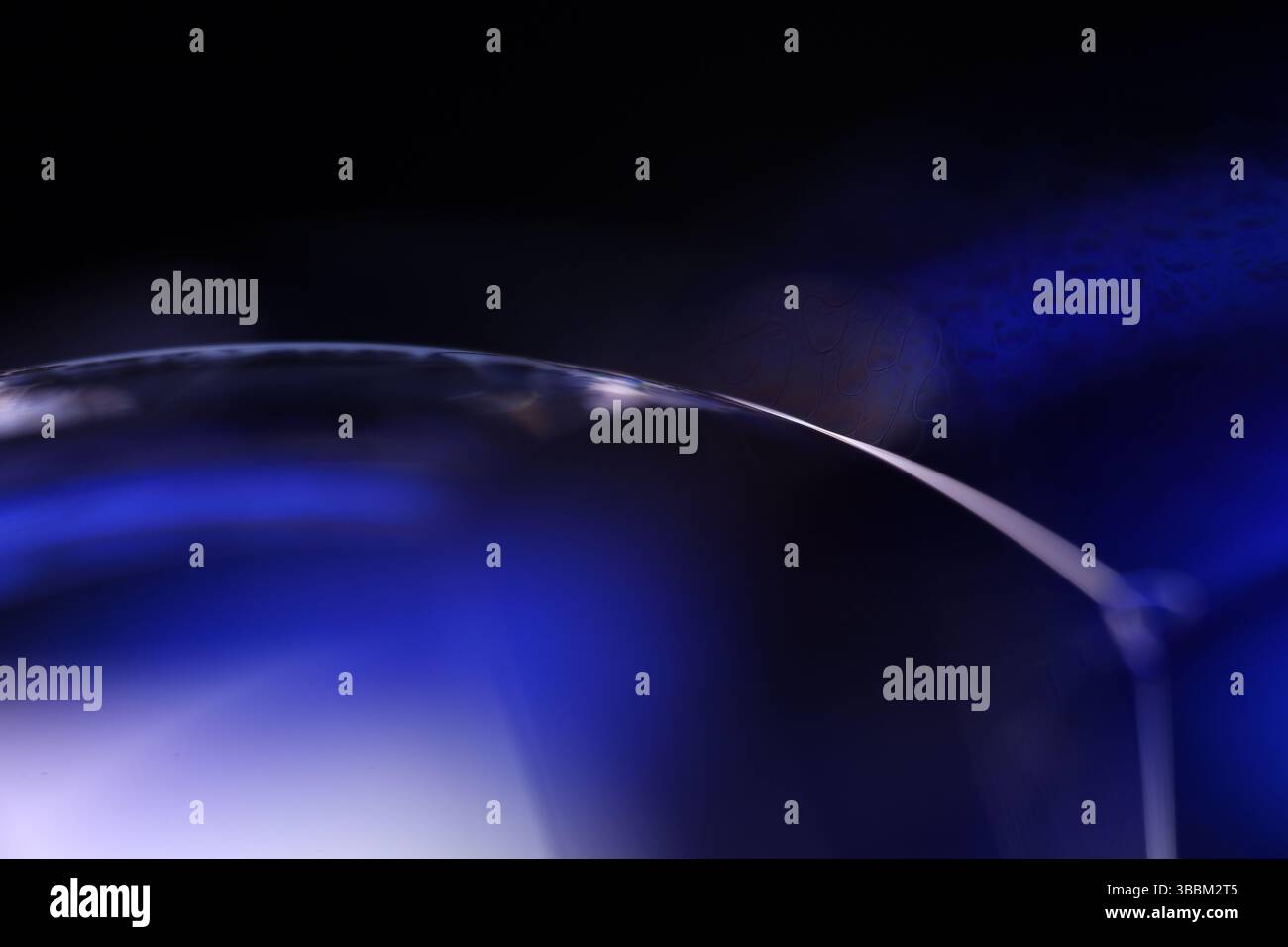 Superficie liquida viola profonda su sfondo nero, movimento delle macchie di olio, chimica brillante, sfondo spaziale profondo, linee di collegamento Foto Stock