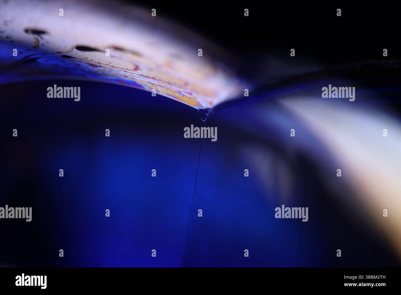 Superficie liquida viola profonda su sfondo nero, movimento delle macchie di olio, chimica brillante, sfondo spaziale profondo, linee di collegamento Foto Stock