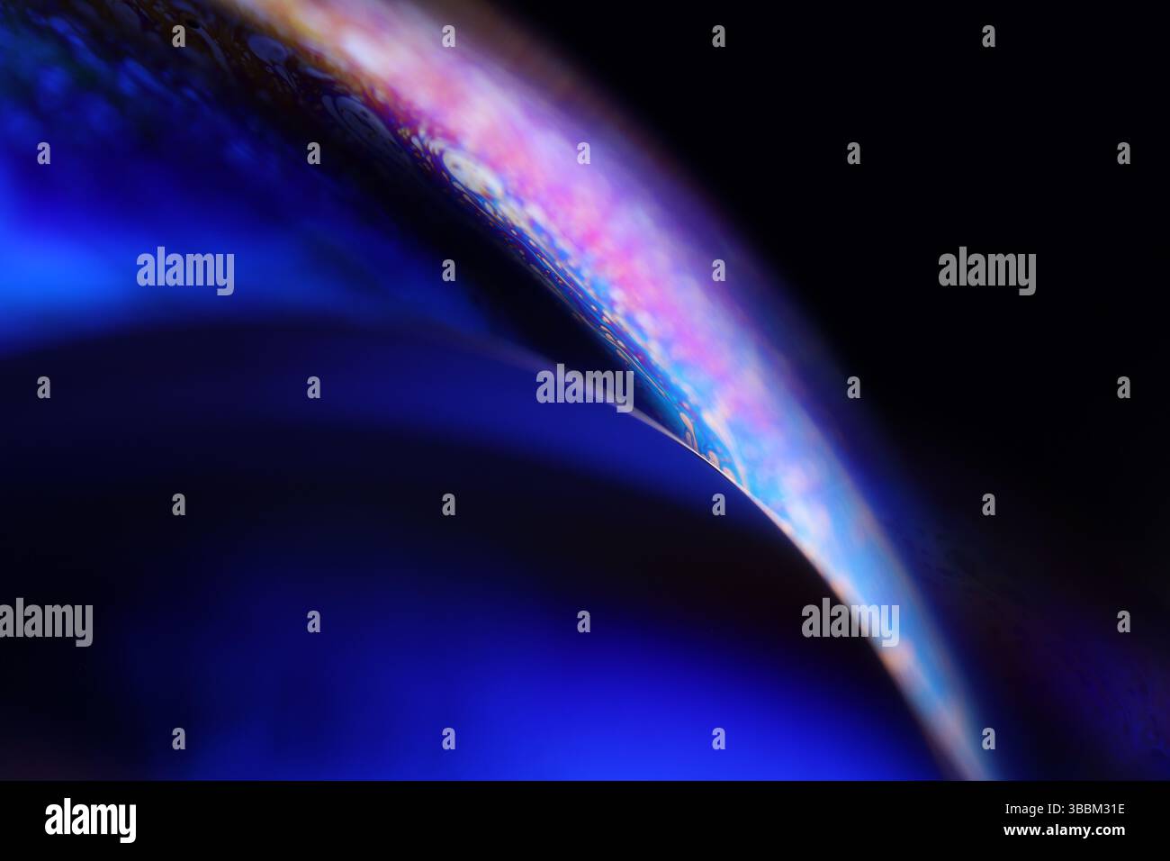 Superficie liquida viola profonda su sfondo nero, movimento delle macchie di olio, chimica brillante, sfondo spaziale profondo, linee di collegamento Foto Stock