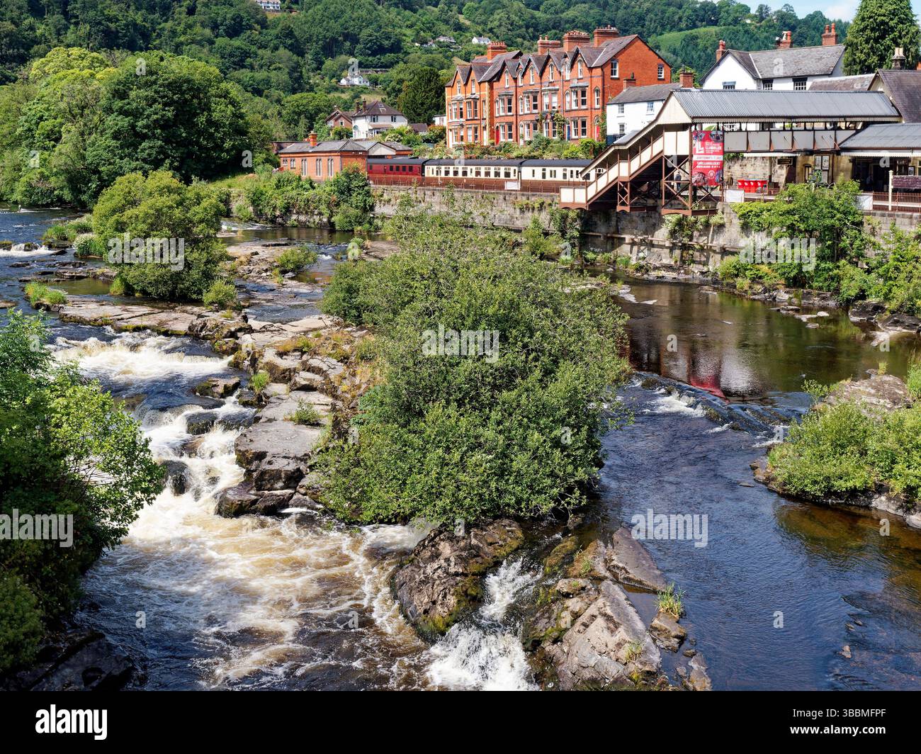 Stazione ferroviaria di Llangollen, stazione principale della linea ferroviaria Llangollen vista dall'altra parte del fiume Dee. Foto Stock