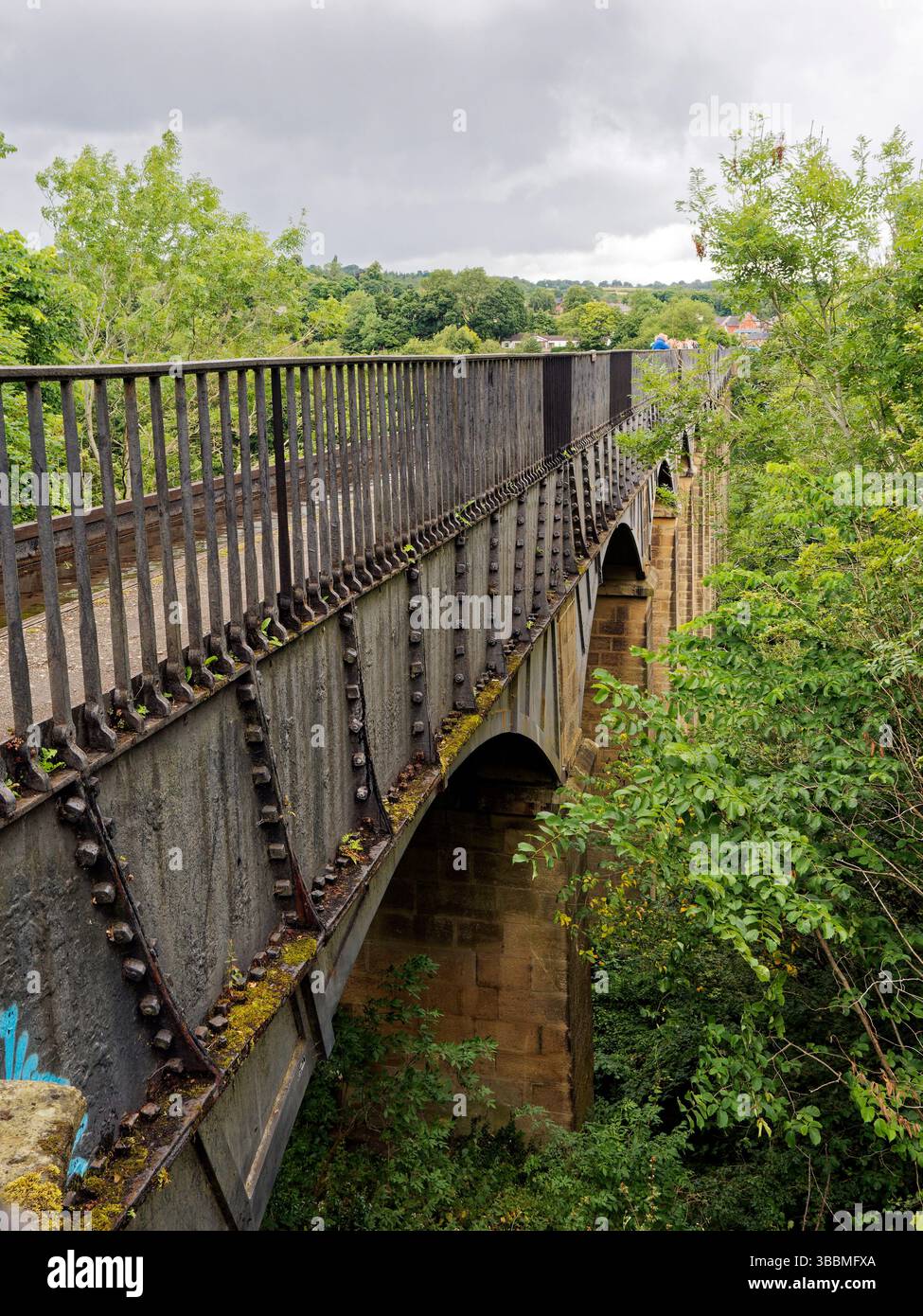 L'acquedotto Pontcysyllte, costruito da Telford, porta il canale Llangollen attraverso la Dee Valley ed è parte di un sito patrimonio dell'umanità. Un ruscello nel cielo. Foto Stock