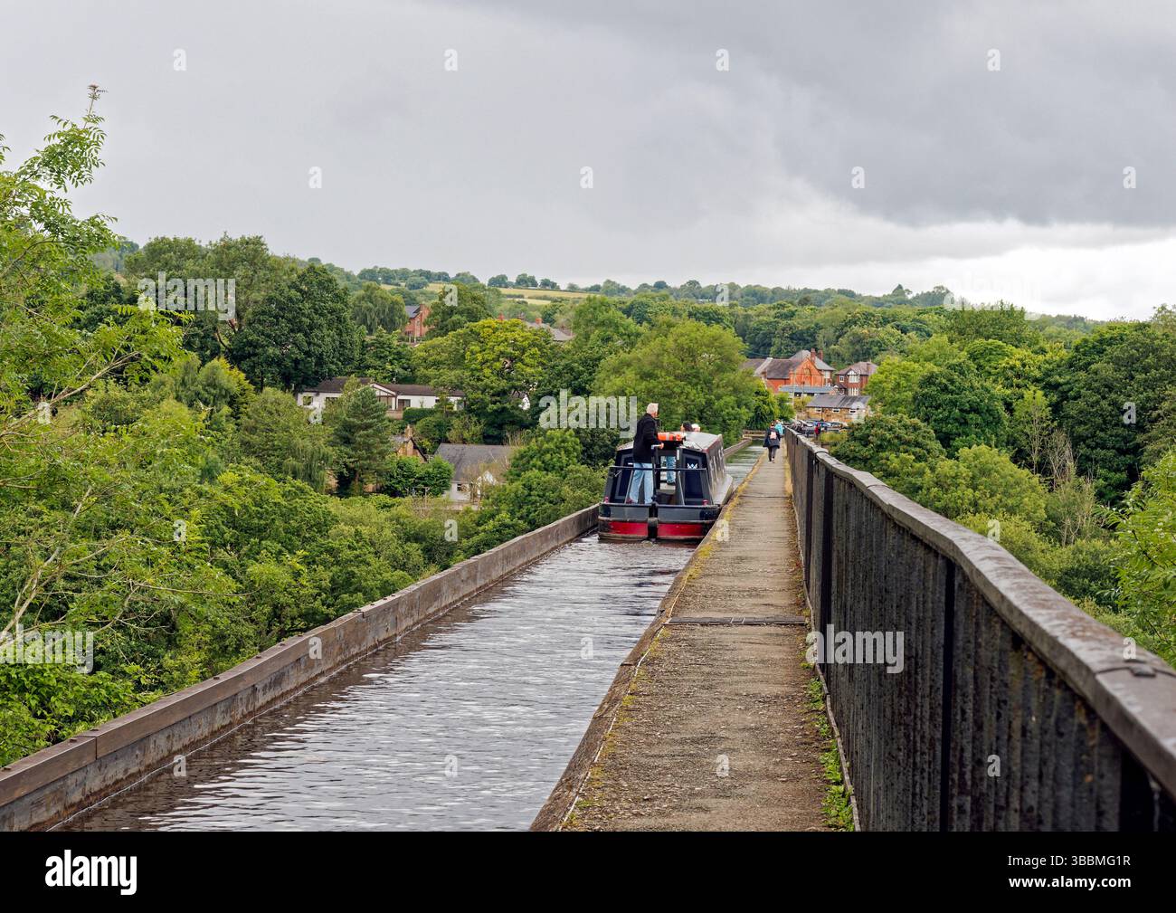 L'acquedotto Pontcysyllte, costruito da Telford, porta il canale Llangollen attraverso la Dee Valley ed è parte di un sito patrimonio dell'umanità. Un ruscello nel cielo. Foto Stock