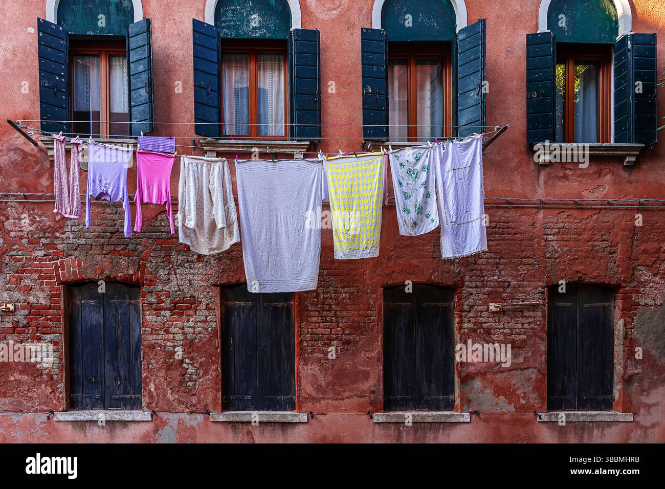 Vicolo di Murano con abiti colorati che appendono all'asciutto Foto Stock