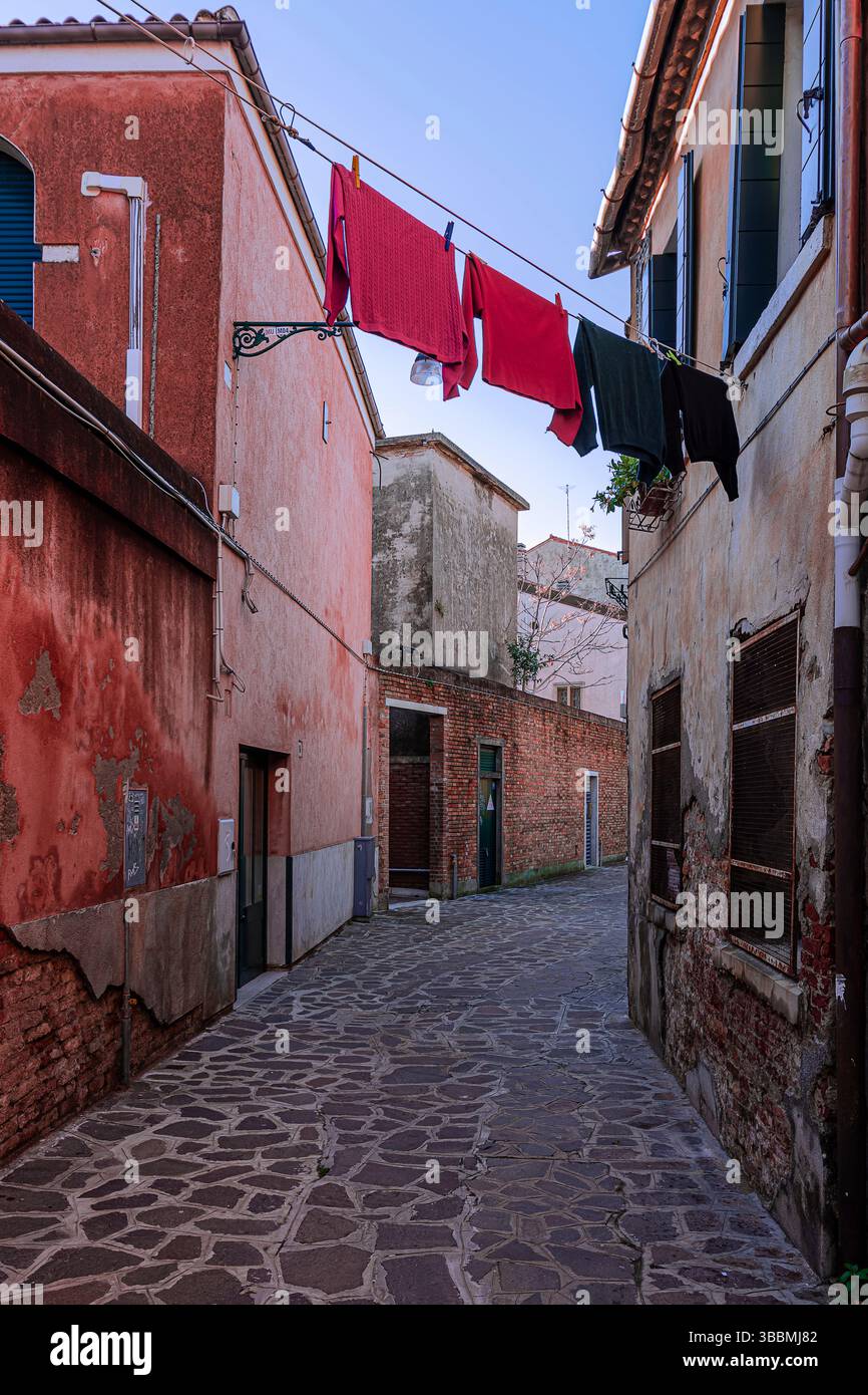 Vicolo di Murano con abiti colorati che appendono all'asciutto Foto Stock