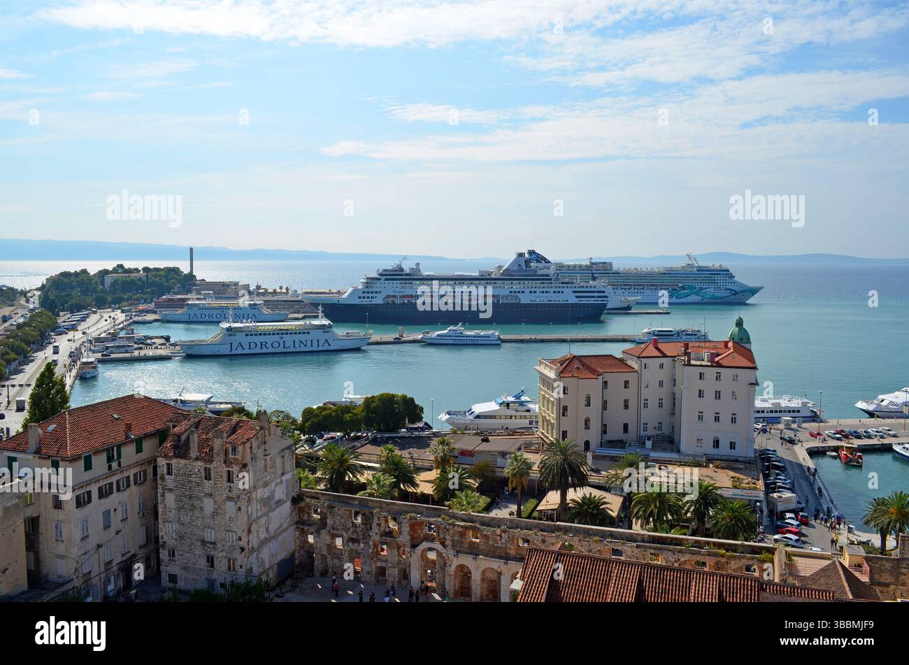 Spalato, Croazia - 2 ottobre 2015: Vista aerea del porto di Spalato con traghetti Jadrolinija, navi da crociera e architettura costiera lungo l'Adriatico se Foto Stock