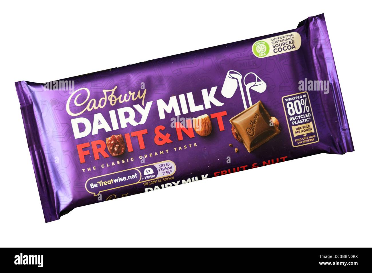 Londra Regno Unito, 16 maggio 2025, Single Bar of Cadbury Dairy Milk Fruit and Nut Chocolate Foto Stock Londra Regno Unito, 16 maggio 2025, Single Bar of Cadbury Dairy Milk Fruit and Nut Chocolate Foto Stock