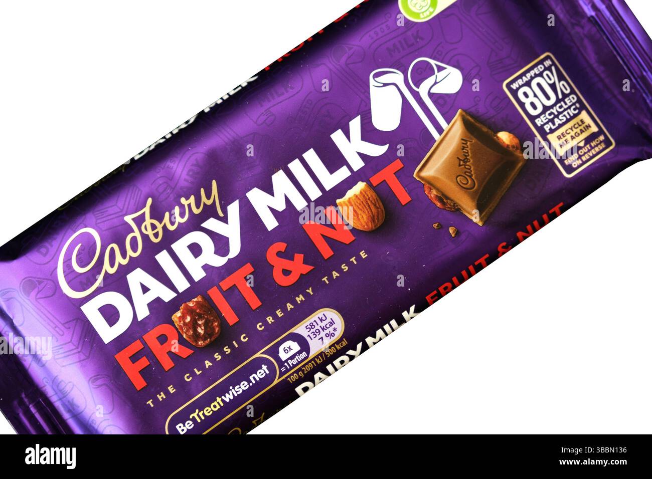 Londra Regno Unito, 16 maggio 2025, Single Bar of Cadbury Dairy Milk Fruit and Nut Chocolate Foto Stock Londra Regno Unito, 16 maggio 2025, Single Bar of Cadbury Dairy Milk Fruit and Nut Chocolate Foto Stock
