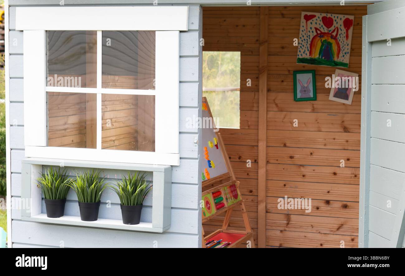 Parco giochi in legno per bambini con arte e piante Foto Stock