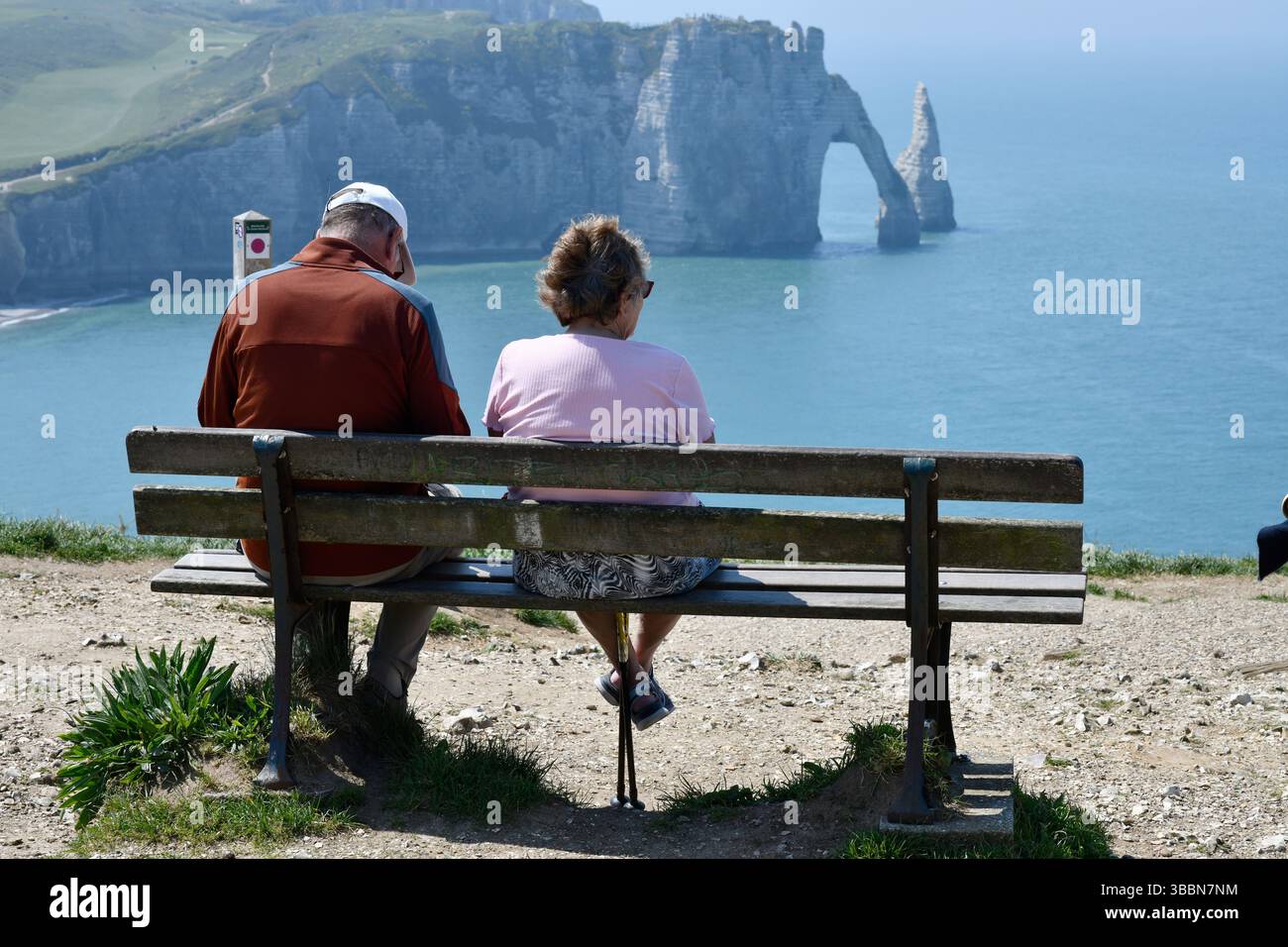 Coppia seduta in panchina a Etretat, Normandia, Francia Foto Stock