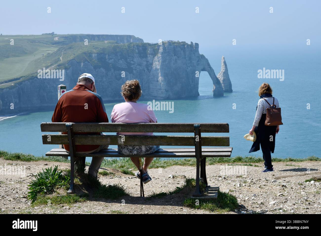 Coppia seduta in panchina a Etretat, Normandia, Francia Foto Stock