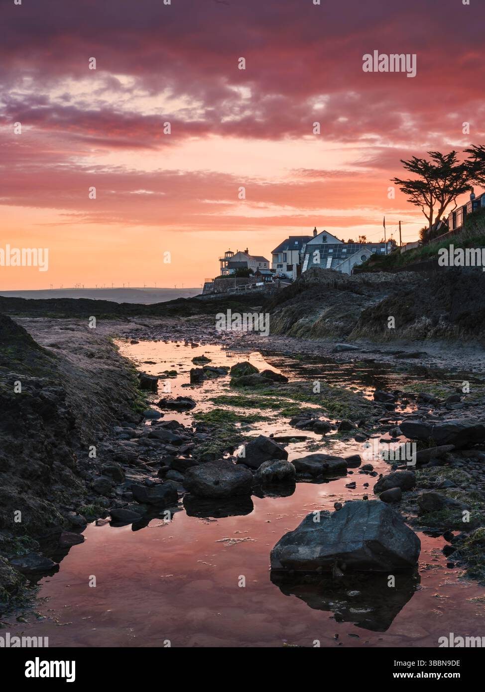 Appledore, North Devon - il South West Coast Path che conduce verso la stazione Appledore RNLI all'alba di maggio mentre la marea si insinua lentamente. Foto Stock