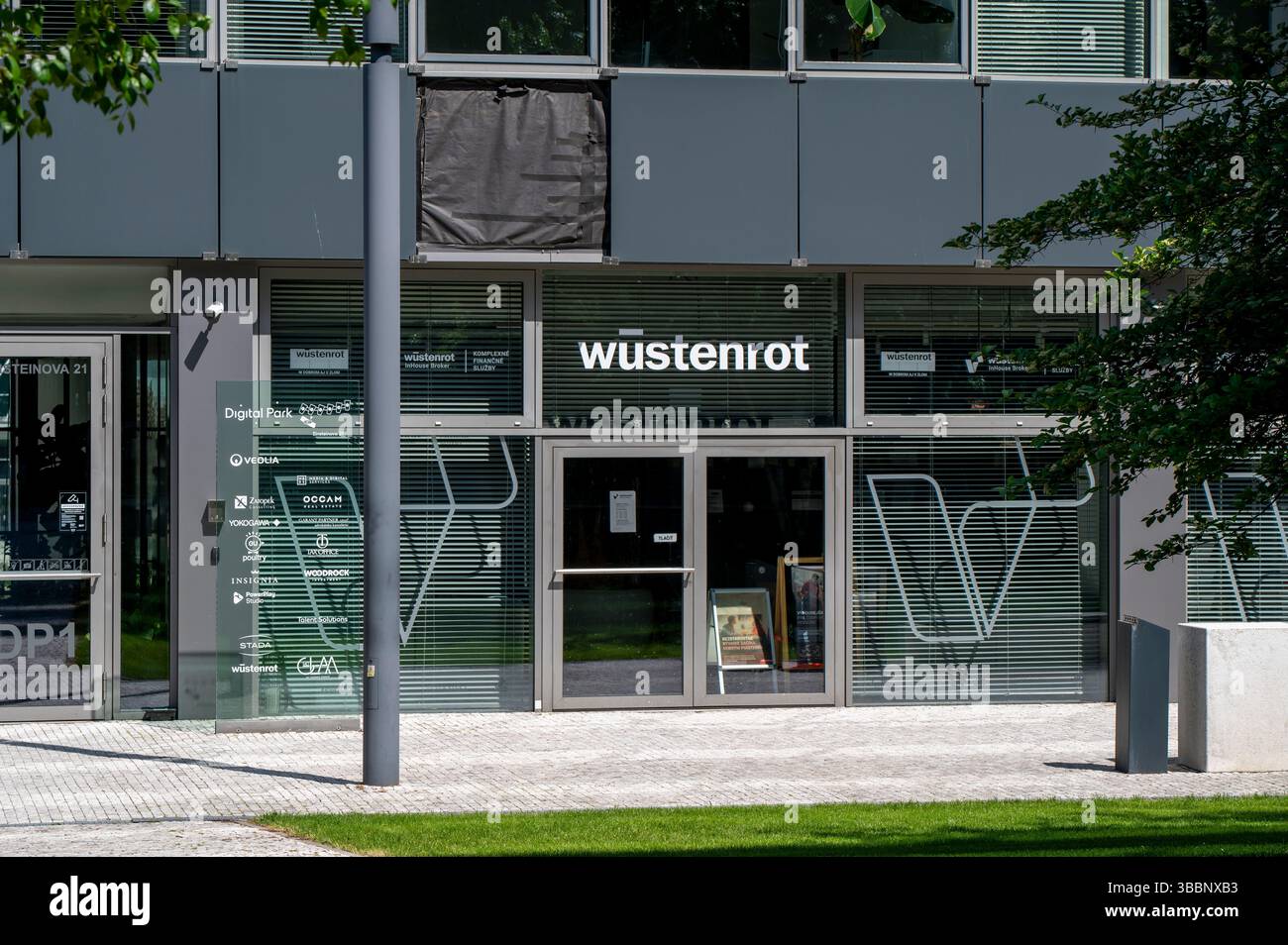Bratislava, Slovacchia - 10 maggio 2025: Filiale di Wustenrot a Bratislava. Il gruppo Wustenrot è una società austriaca di servizi finanziari e Real-esta Foto Stock