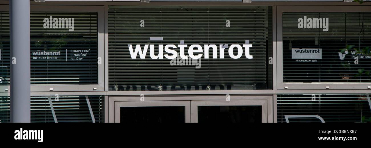 Bratislava, Slovacchia - 10 maggio 2025: Filiale di Wustenrot a Bratislava. Il gruppo Wustenrot è una società austriaca di servizi finanziari e Real-esta Foto Stock