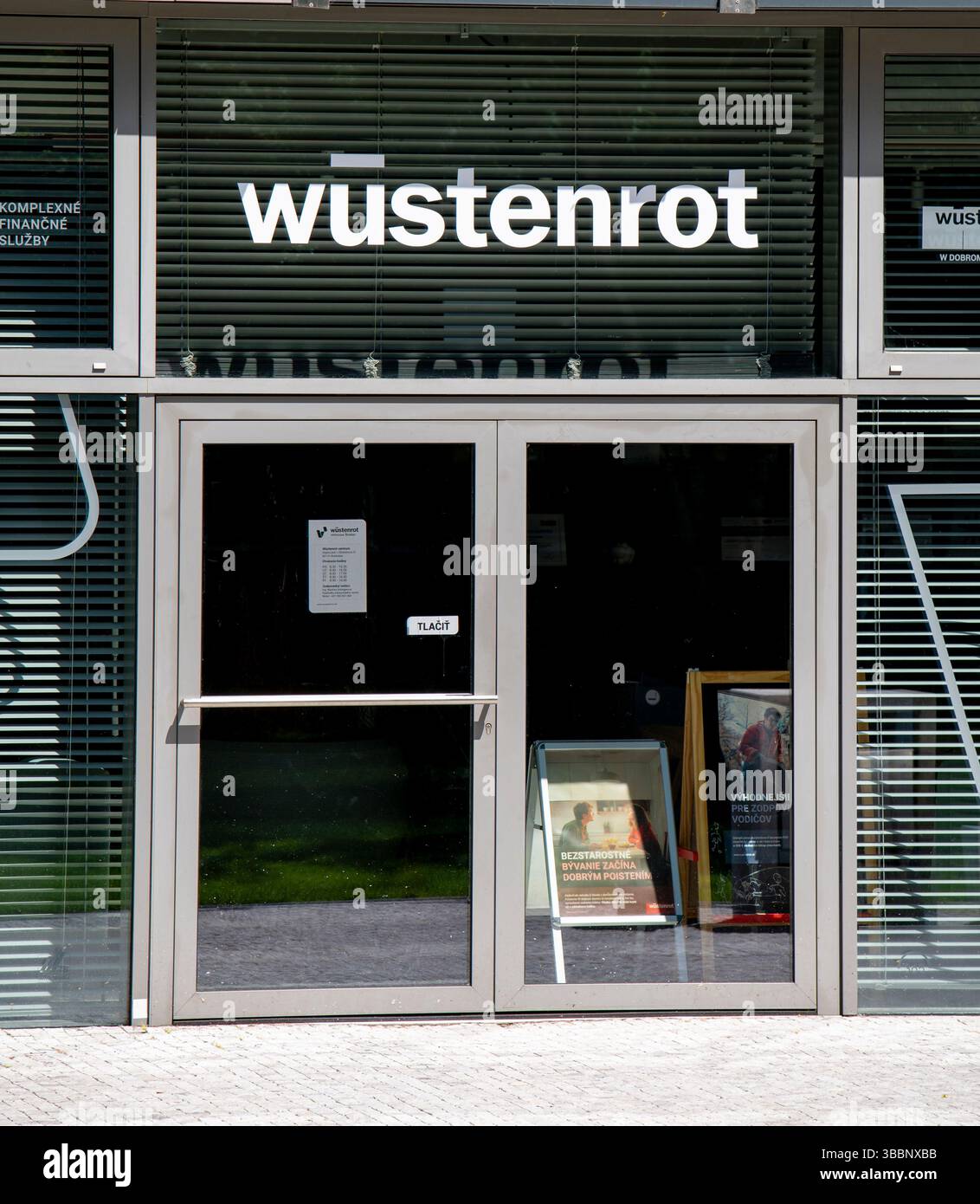 Bratislava, Slovacchia - 10 maggio 2025: Filiale di Wustenrot a Bratislava. Il gruppo Wustenrot è una società austriaca di servizi finanziari e Real-esta Foto Stock