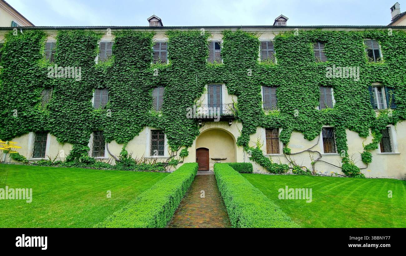 Parete ricoperta di edera dell'edificio della biblioteca nell'abbazia medievale di Novacella in alto Adige, Italia Foto Stock