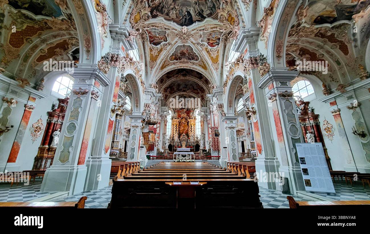 Vista panoramica degli interni sontuosi e colorati della famosa basilica barocca di Santa Maria Assunta presso l'abbazia di Novacella in alto Adige, Italia Foto Stock