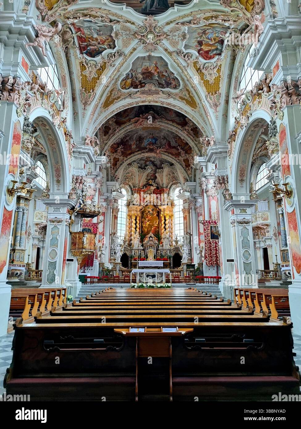 Un'immagine verticale del sontuoso interno della famosa e colorata Basilica di Santa Maria Assunta presso l'Abbazia di Novocella in alto Adige, Italia Foto Stock