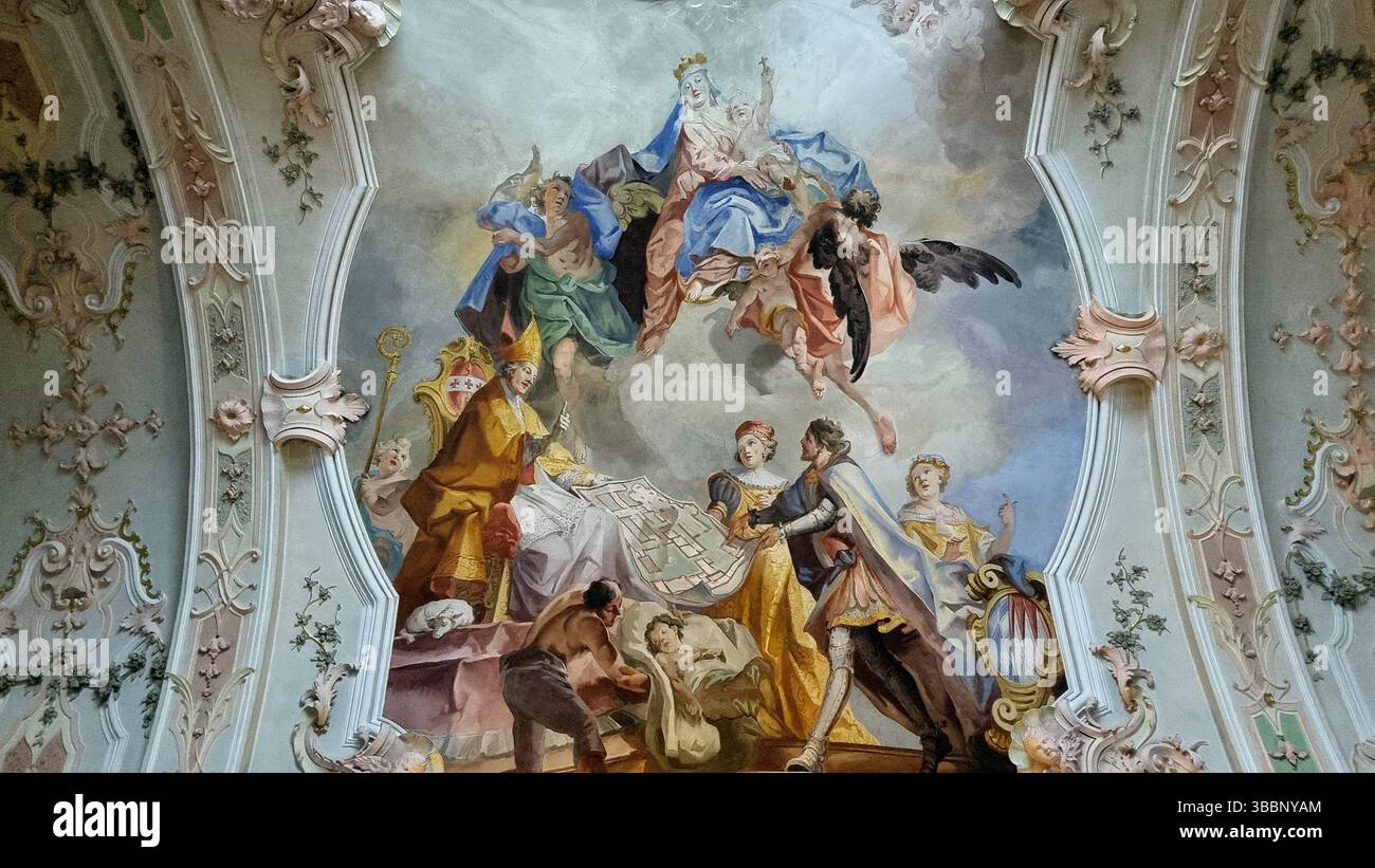 Gli interni colorati con splendidi affreschi e ricchi stucchi nello stile del rococò della Germania meridionale della chiesa barocca nell'abbazia di Novacella Foto Stock
