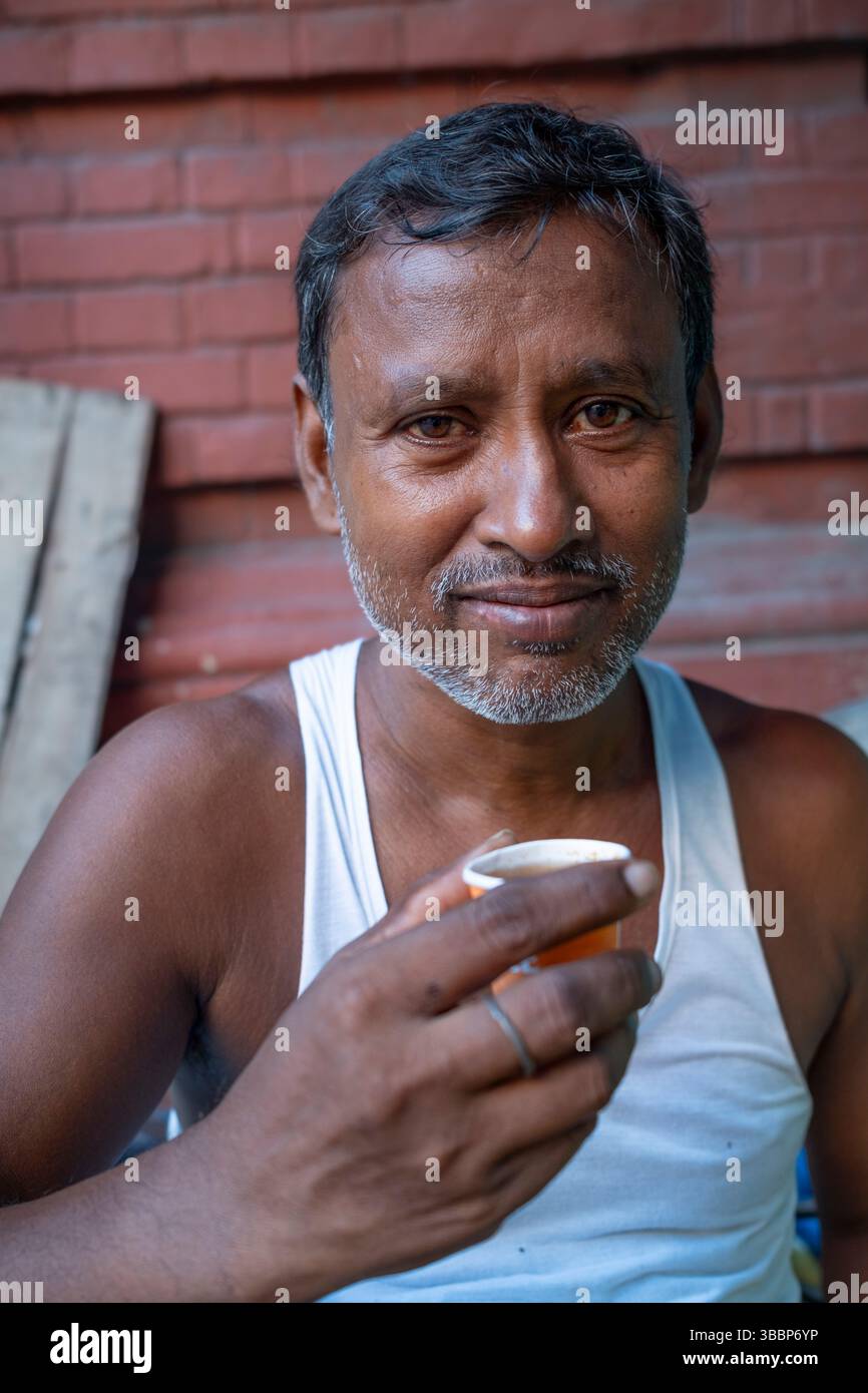 I lavoratori possono gustare una tazza di chai o un caffè lattiginoso al chiosco della strada vicino alla High Courts, Kolkata, Calcutta, Bengala Occidentale, India Foto Stock