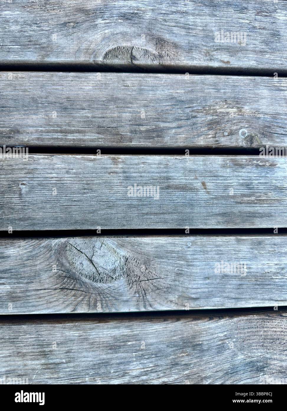 Primo piano di tavole orizzontali di legno non trattato a grana e trama naturale. Immagine rustica, di sfondo neutro o o texture. - Immagine stock catturata con smartphone