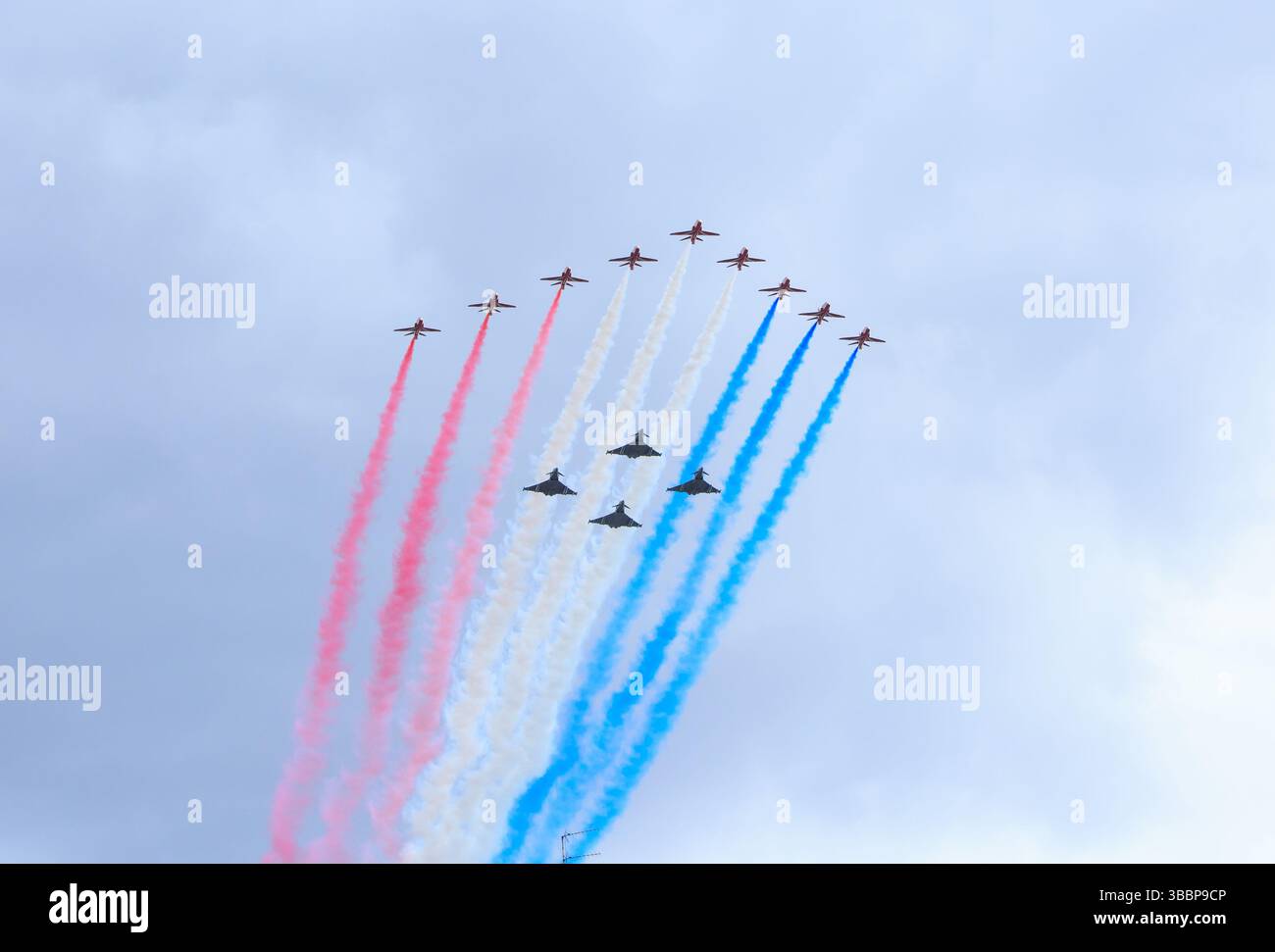 Frecce rosse e Jets da combattimento in volo, con percorsi rossi, bianchi e blu per celebrare il VE Day a Londra Foto Stock