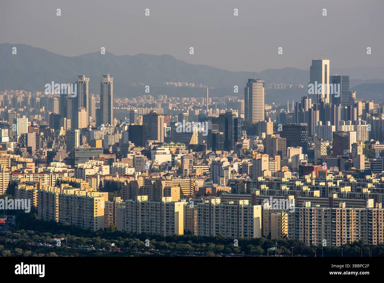 Vista aerea urbana di Seoul, capitale della Corea del Sud, il 23 ottobre 2021 Foto Stock