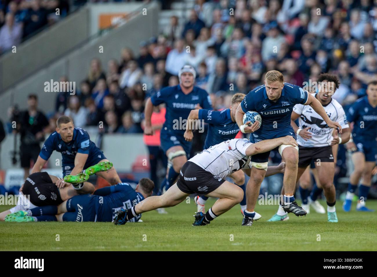 16 maggio 2025; Salford Community Stadium, Salford, Lancashire, Inghilterra; Gallagher Premiership Rugby, sale Sharks contro Bristol Bears; Dan du Preez di sale Sharks è placcato Foto Stock